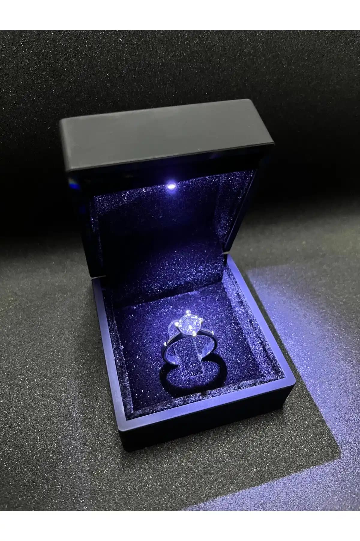 Sepetten Eve Işıklı Pırlanta Tektaş Yüzük Modern Tasarımı ve Anlamlı Hediye Seçeneği