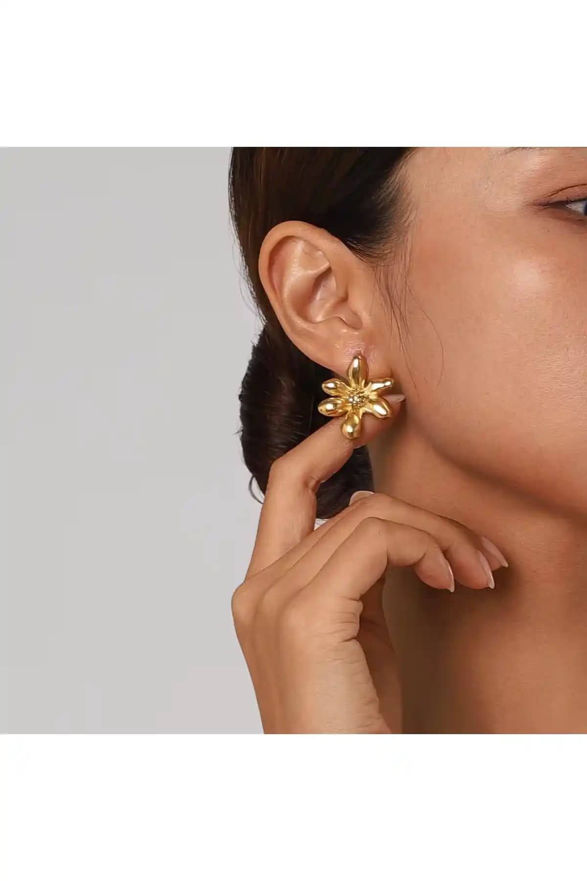Siya Silver Altın Kaplama Gold Renk Çiçek Model Kadın Küpe: Şıklık ve Dayanıklılık Sunan Modern Tasarım