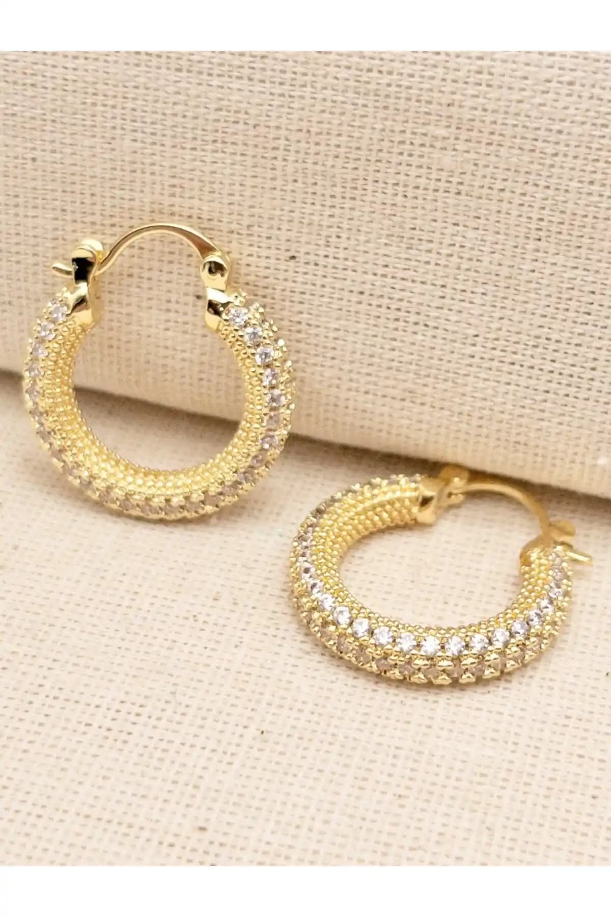 Siya Silver Zirkon Taşlı Çelik Halka Küpe: Dayanıklı ve Şık Modern Takı Seçeneği