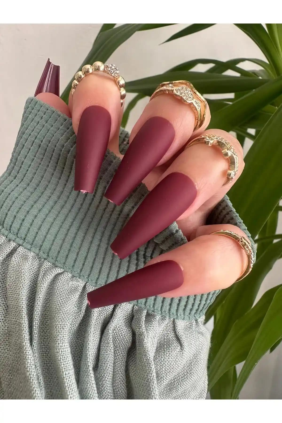 SYBELLE Kozmetik Bordo Mat Balerin Takma Tırnaklar Estetik ve Kullanım Kolaylığı Sunar