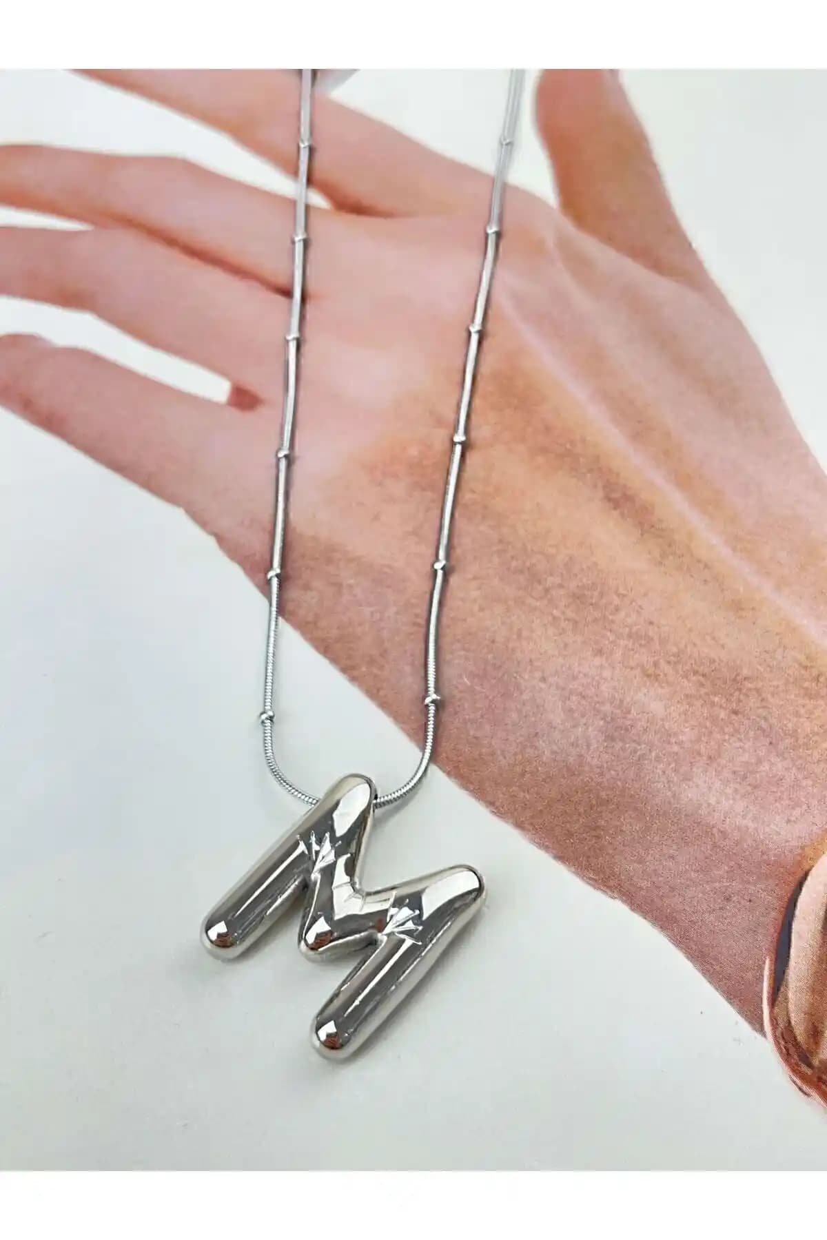 ZERDE Gümsü Renkli Balon Bubble Model Çelik Harf Kolye: Şıklık ve Dayanıklılık Bir Arada