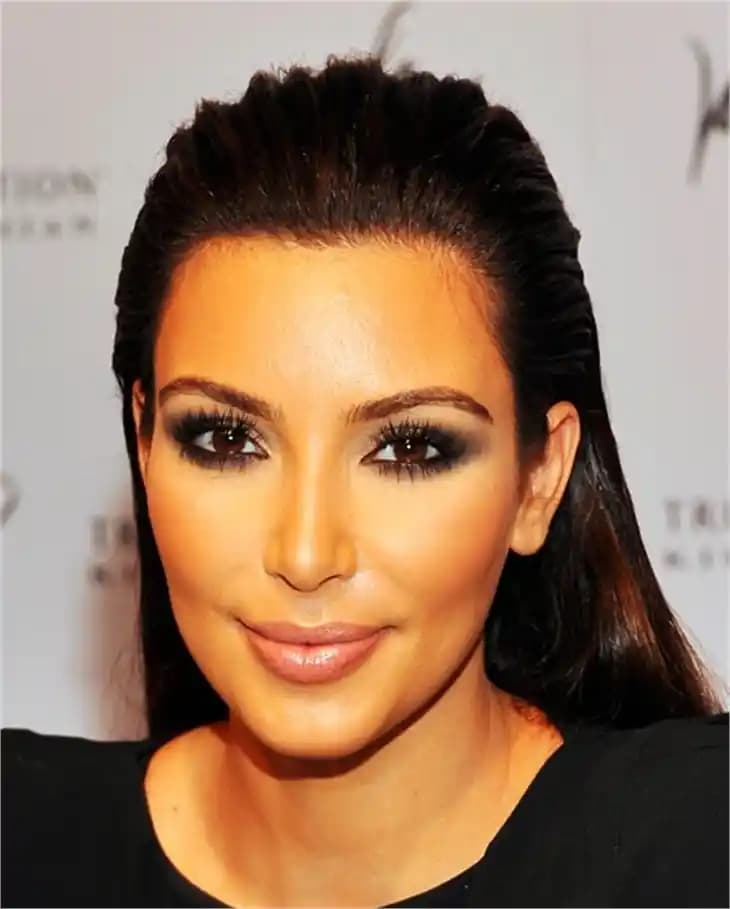 2000'ler Kim Kardashian Soluk Pembe Dudak Rengi İçin Ruj ve Parlatıcı Önerileri