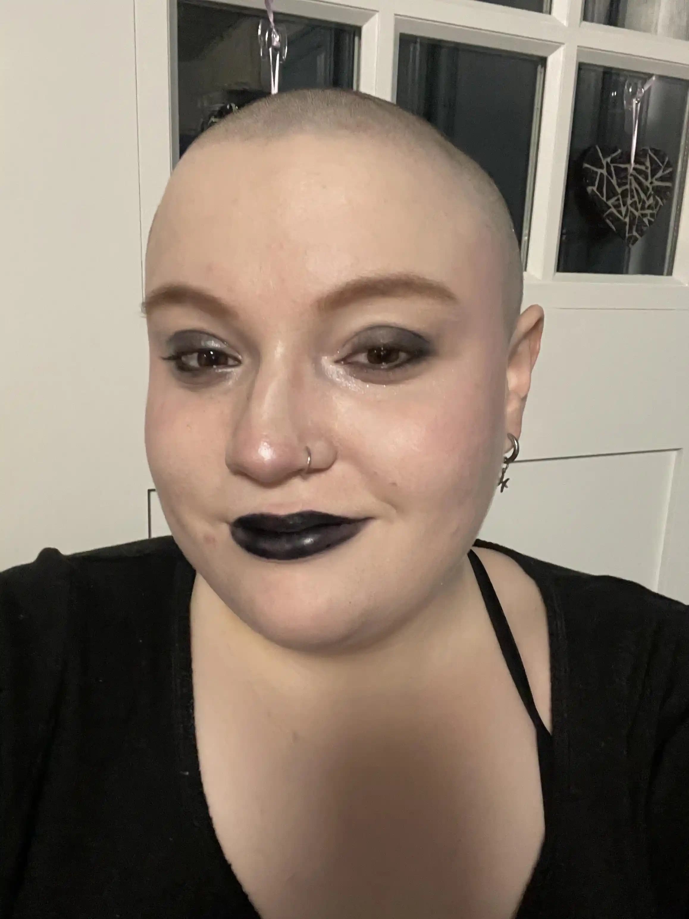 Doğum Günü İçin Tamamen Siyah Makyaj: Ürünler ve Uygulama Teknikleriyle Etkileyici Stil