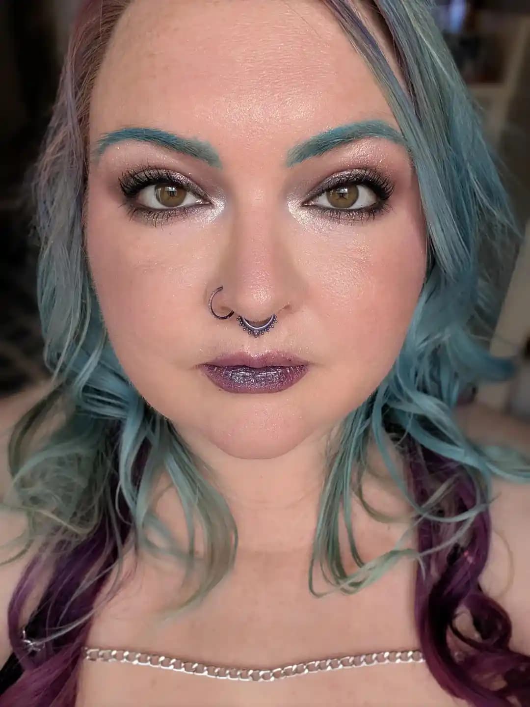 Dusky Soft Glam Makyaj Stili: Doğal ve Şık Göz Makyajı Ürünleri ve Teknikleri