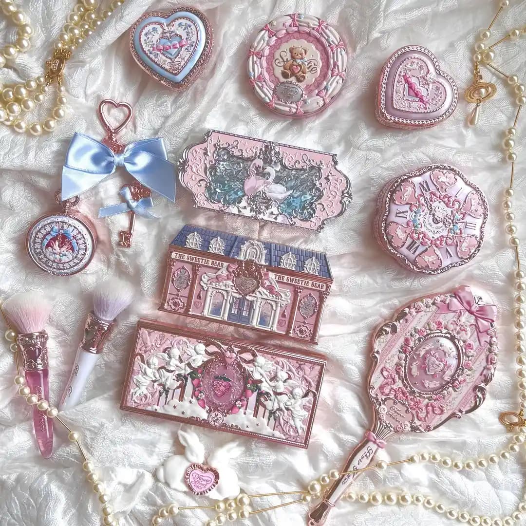 Flower Knows 2025 Koleksiyonu İncelemesi: Cushion Fondöten, Kapatıcı Paleti ve Allıklar