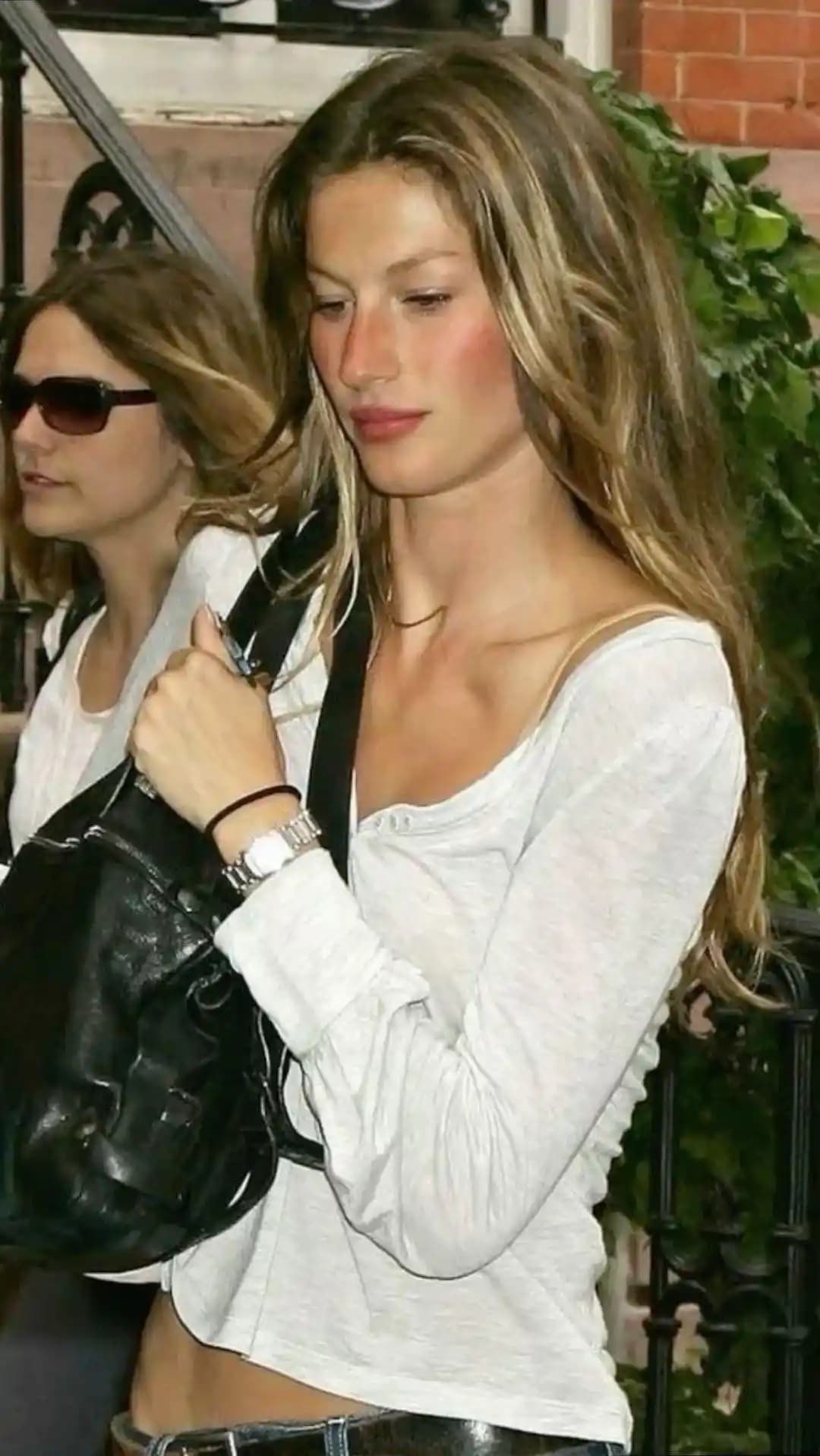 Gisele Bündchen'in Doğal Dudak ve Yanak Rengi Görünümünü Yaratma Yöntemleri