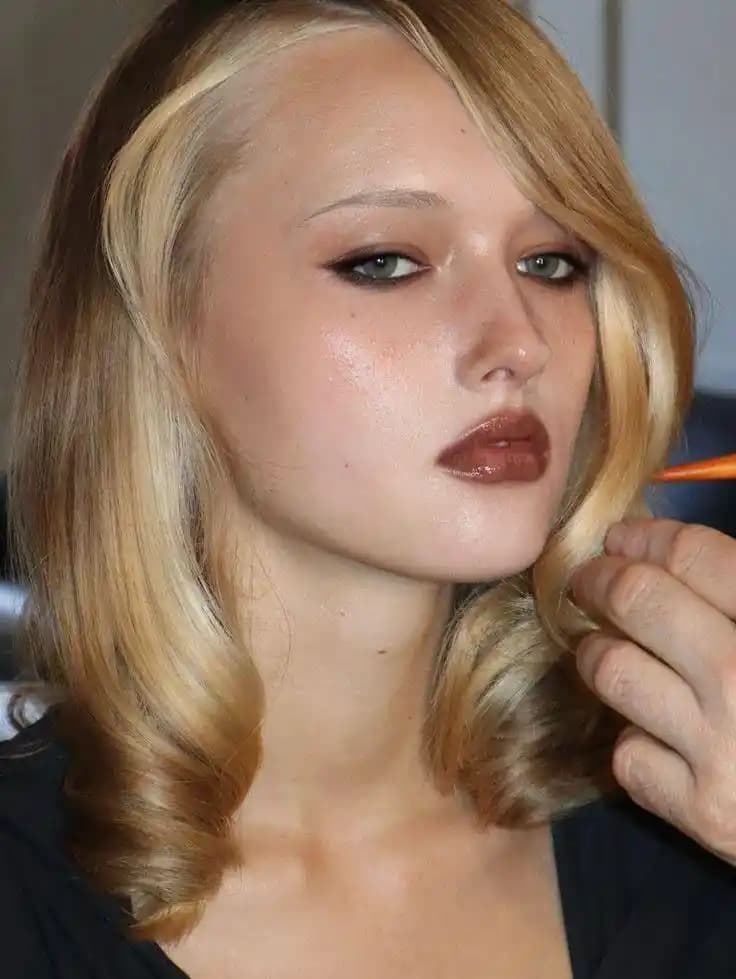 Kahverengi Tonlarda Doğal ve Sıcak Makyaj Görünümü İçin Teknik ve Ürün Önerileri