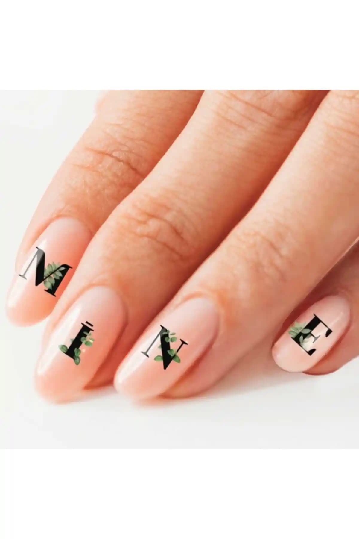 Alfabe Tırnak Dövmesi İncelemesi: Tasarım, Uygulama ve Kullanıcı Yorumları