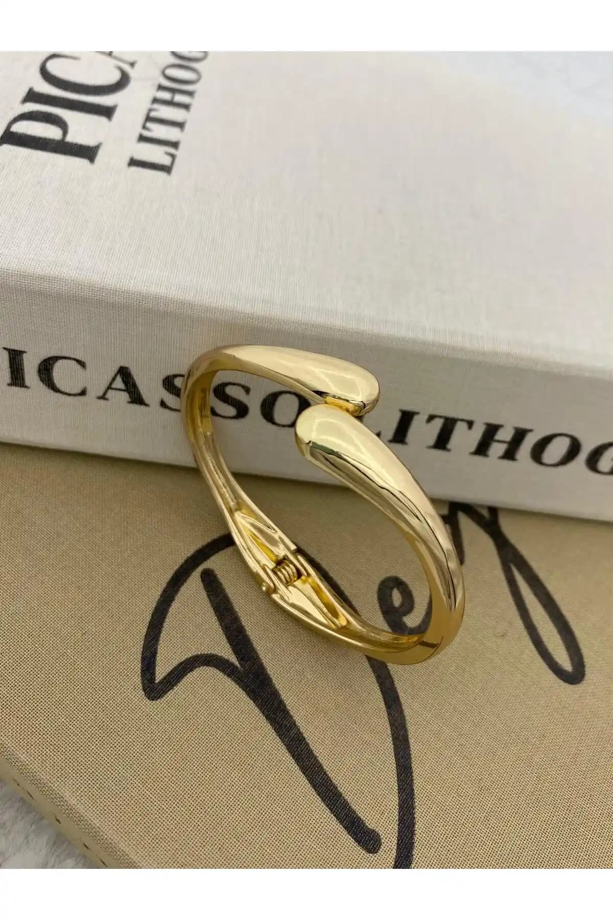 Hedef Bijuteri Gold Damla Model Kelepçe Bileklik Şıklık ve Zarafeti Bir Arada Sunar