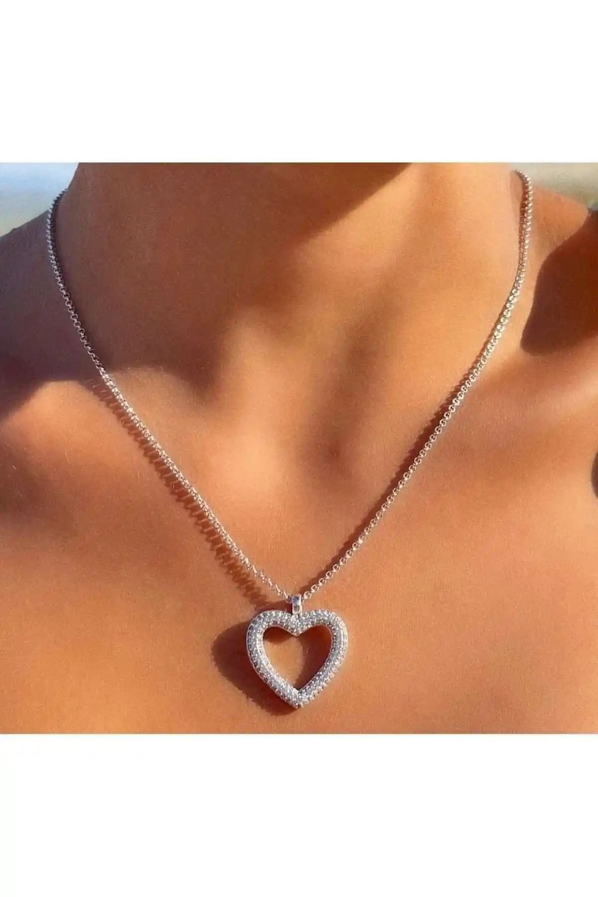 Lion Accessory Kalp Kolye: Zarif Tasarım ve Şıklığın Modern Buluşması