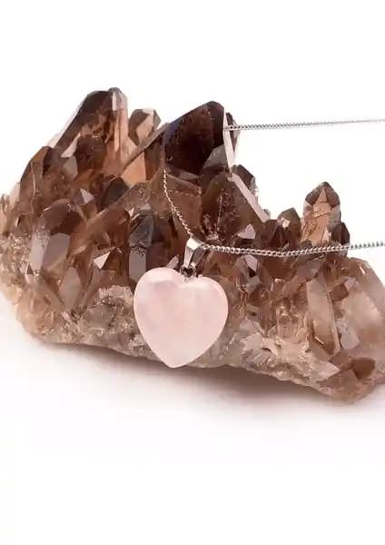 Taş Sanğı Pembe Kuvars Kalp Kolye Doğal Taşlar ve Zarif Tasarım Özellikleri