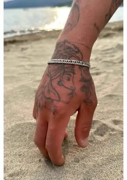 Balıksırtı Unisex Gümüş Çelik Bileklik: Modern ve Dayanıklı Tasarım Özellikleri