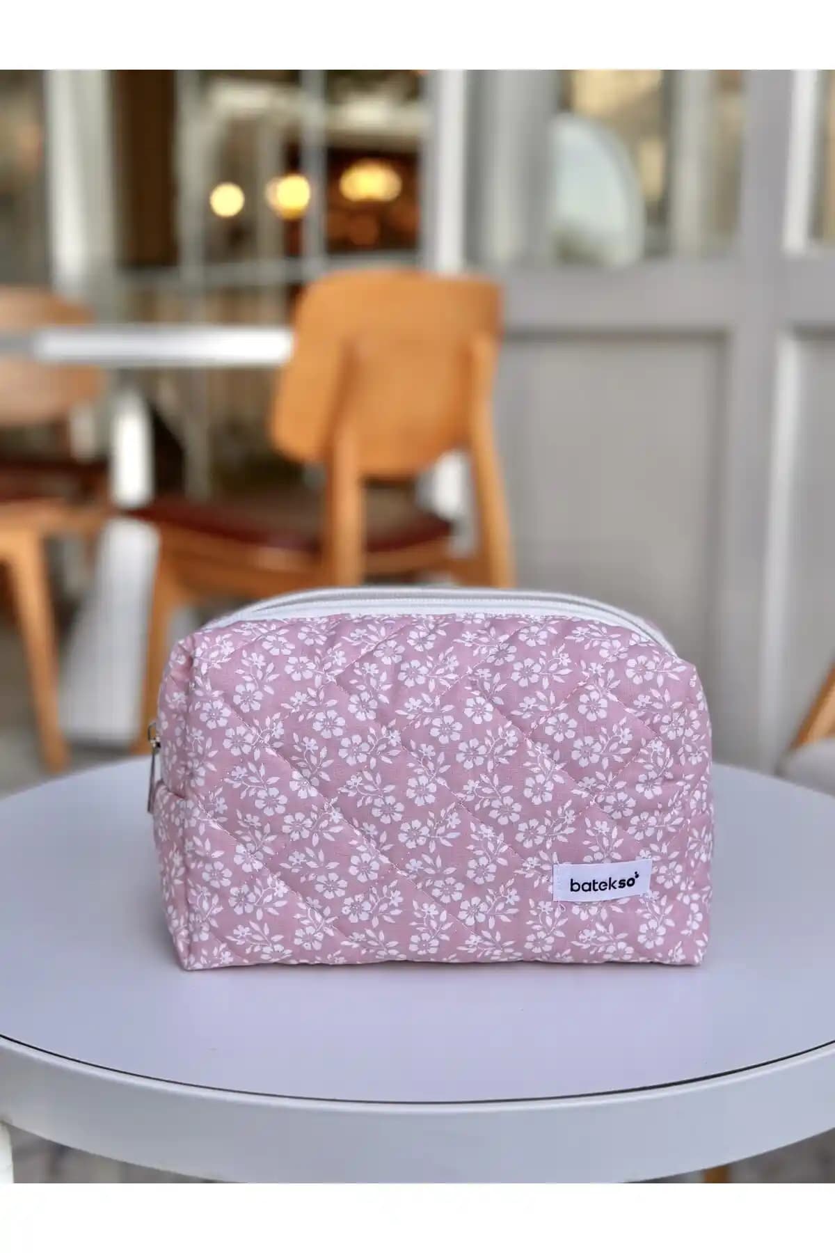 Batekso Büyük Boy Pembe Çiçek Desenli Makyaj Çantası Estetik ve Fonksiyonellik Sunar