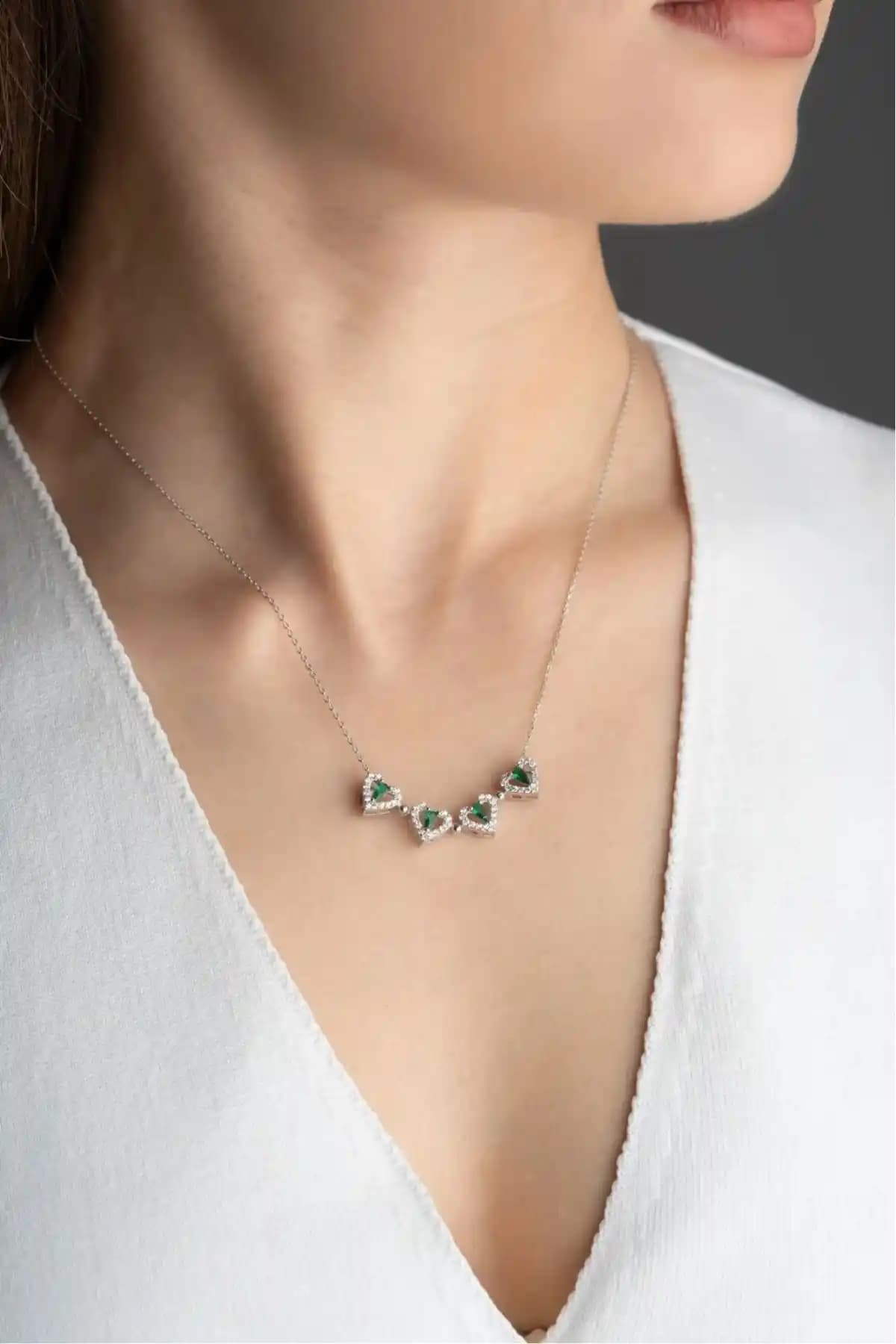 OGO SILVER 925 Ayar Gümüş Zümrüt Yeşili Yonca Kolye Işıklı Kutu Hediye