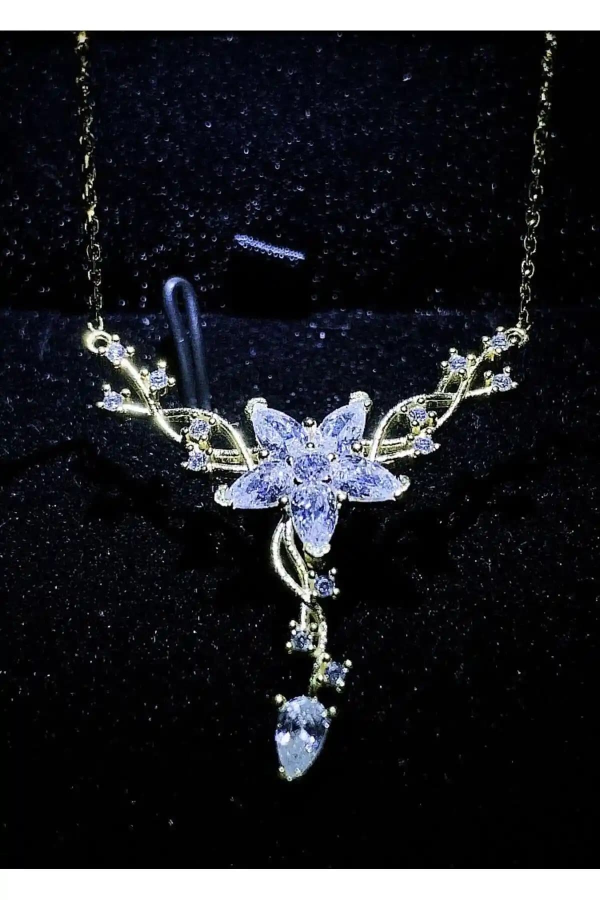 SARIASLAN Işıklı Kutuda Şarmaşık Çiçek Kadın Güzel Kolye Tasarımı ve Özellikleri