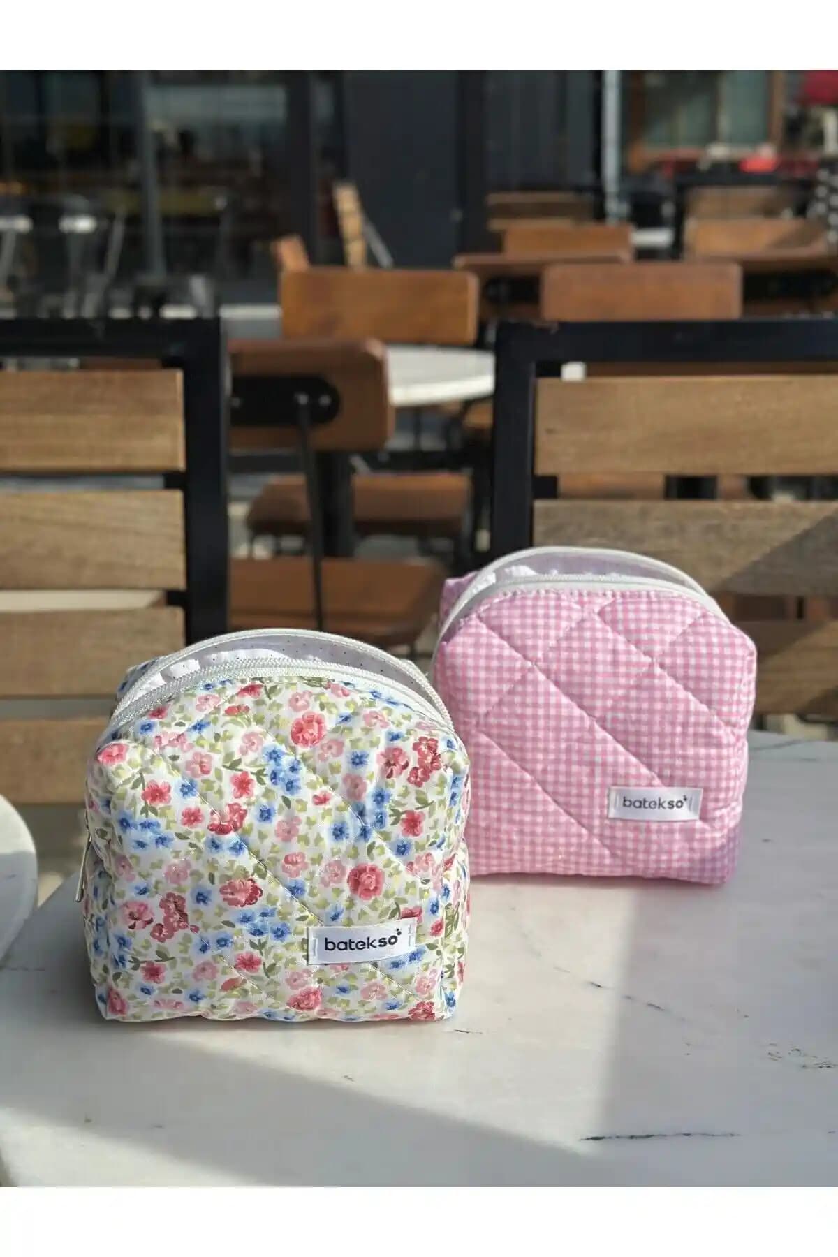 Batekso Makaj Çantaları Karşılaştırması: Küçük Kare Desenli ve Büyük Çiçek Desenli Modeller