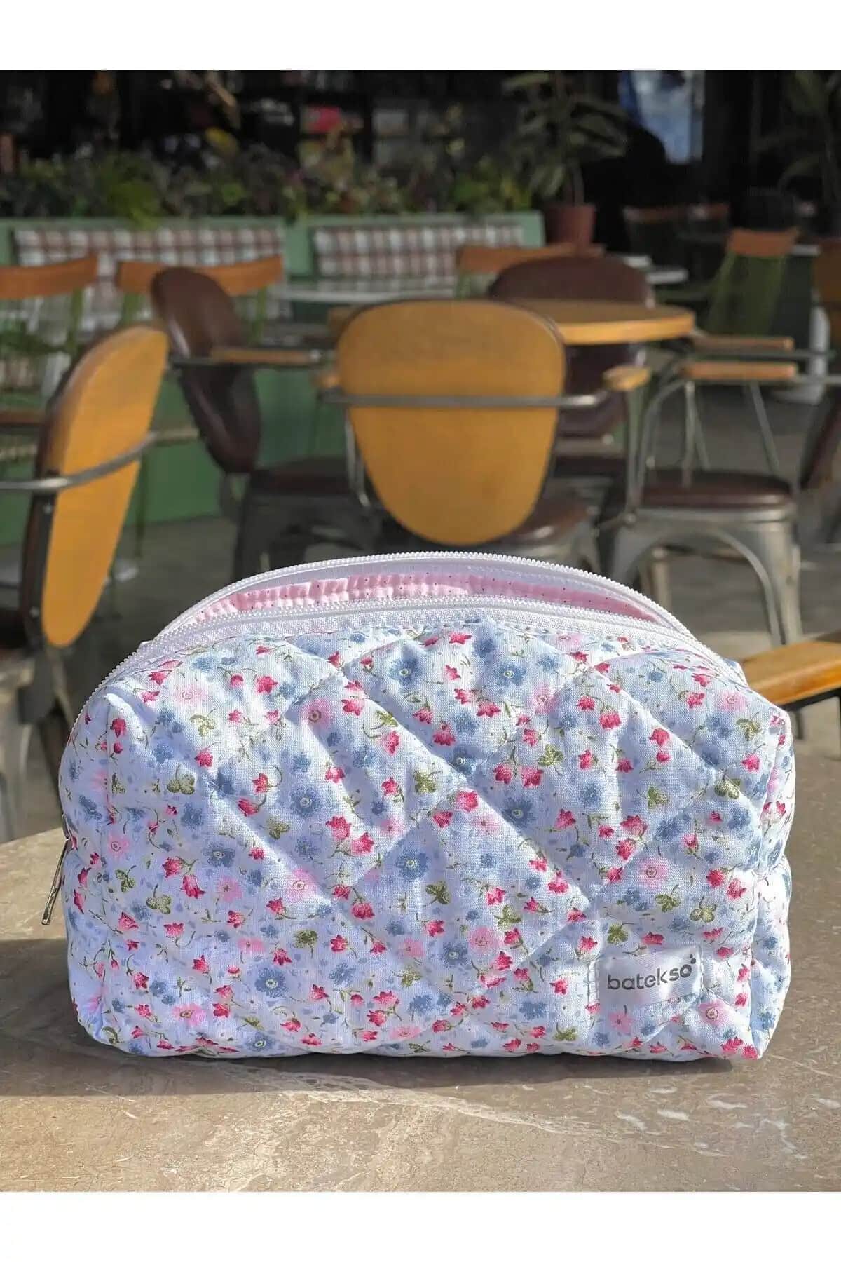 Batekso Makyaj Çantaları Karşılaştırması: Çiçekli ve Kiraz Desenli Modellerin Özellikleri