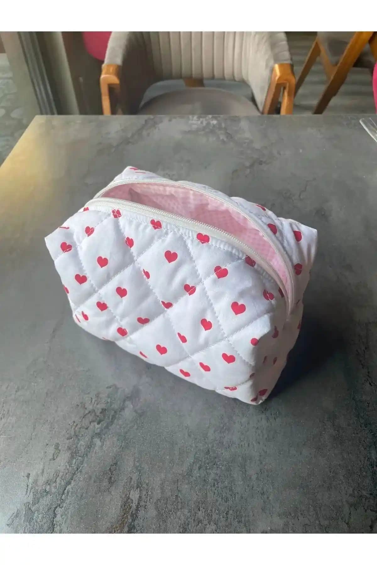 Elzripy Kalp Desenli ve M&B Bahar Papatyası Makyaj Çantalarının Karşılaştırması