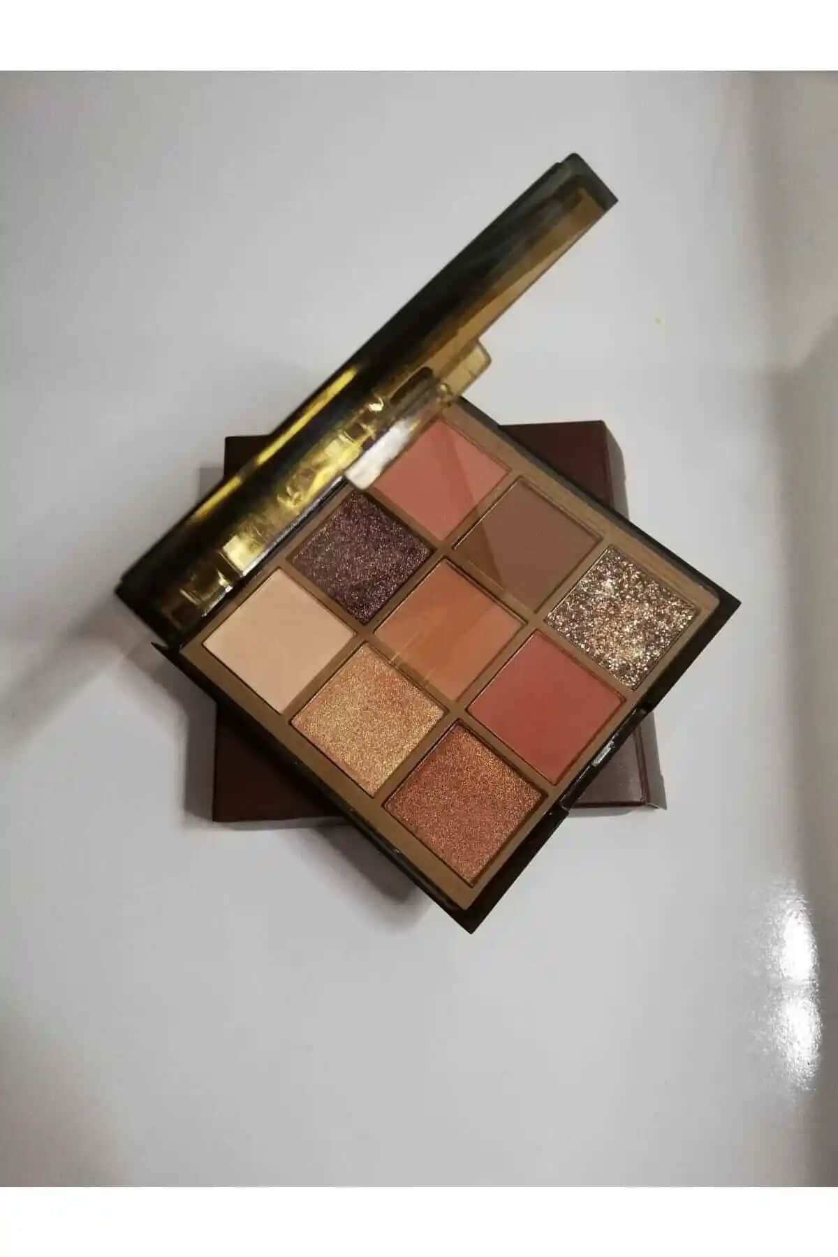 Farmasi Oasis Koleksiyonu 9'lu Far Paleti ile Göz Makyajında Fark Yaratın