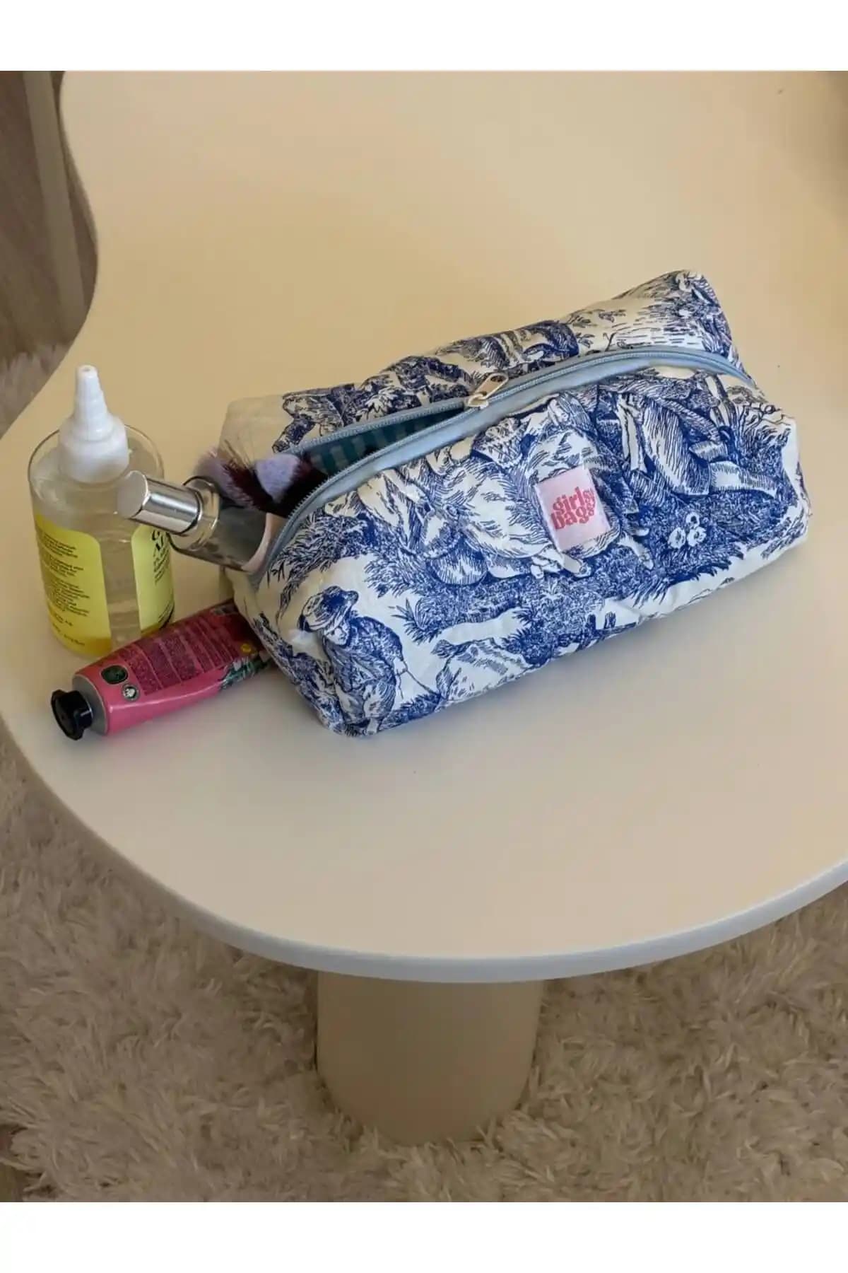 Homeyandlovey Büyük Boy Mavi Fransız Desenli Fermuarlı Makyaj Çantası Şık ve Pratik Kullanım