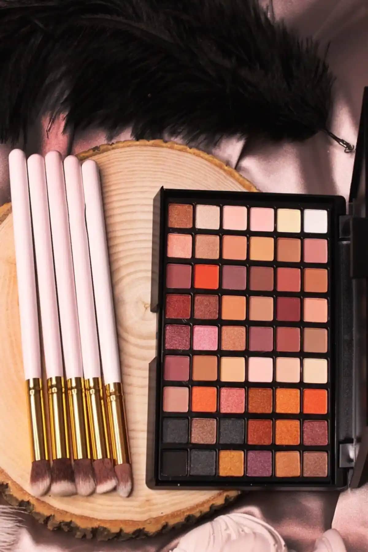 IMAN OF NOBLE ve MUJGAN Makyaj Setleri Karşılaştırması: Hangi Ürün Daha Uygun