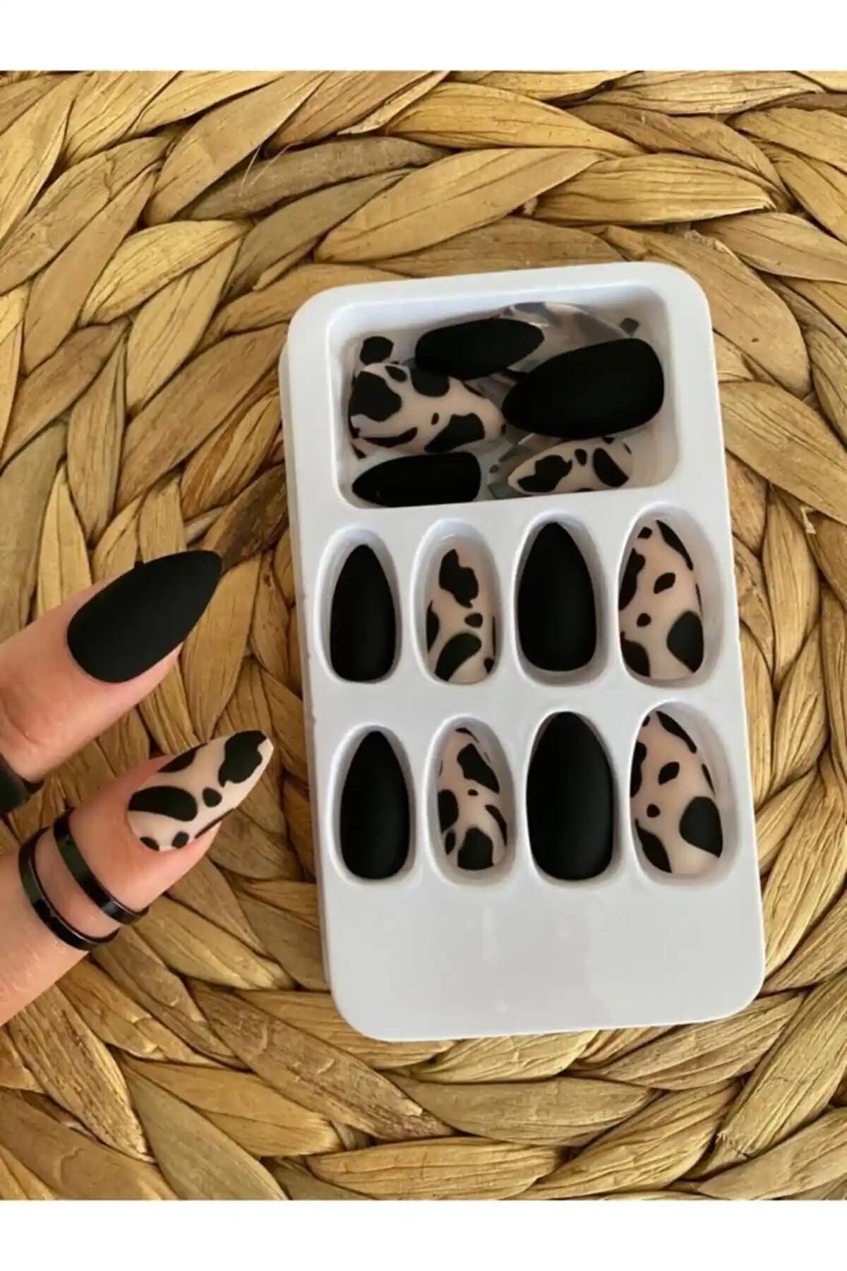 Leopar Desenli Takma Tırnak Seti Siyah Renk ve Farklı Boyut Seçenekleri ile Şıklık Sunar