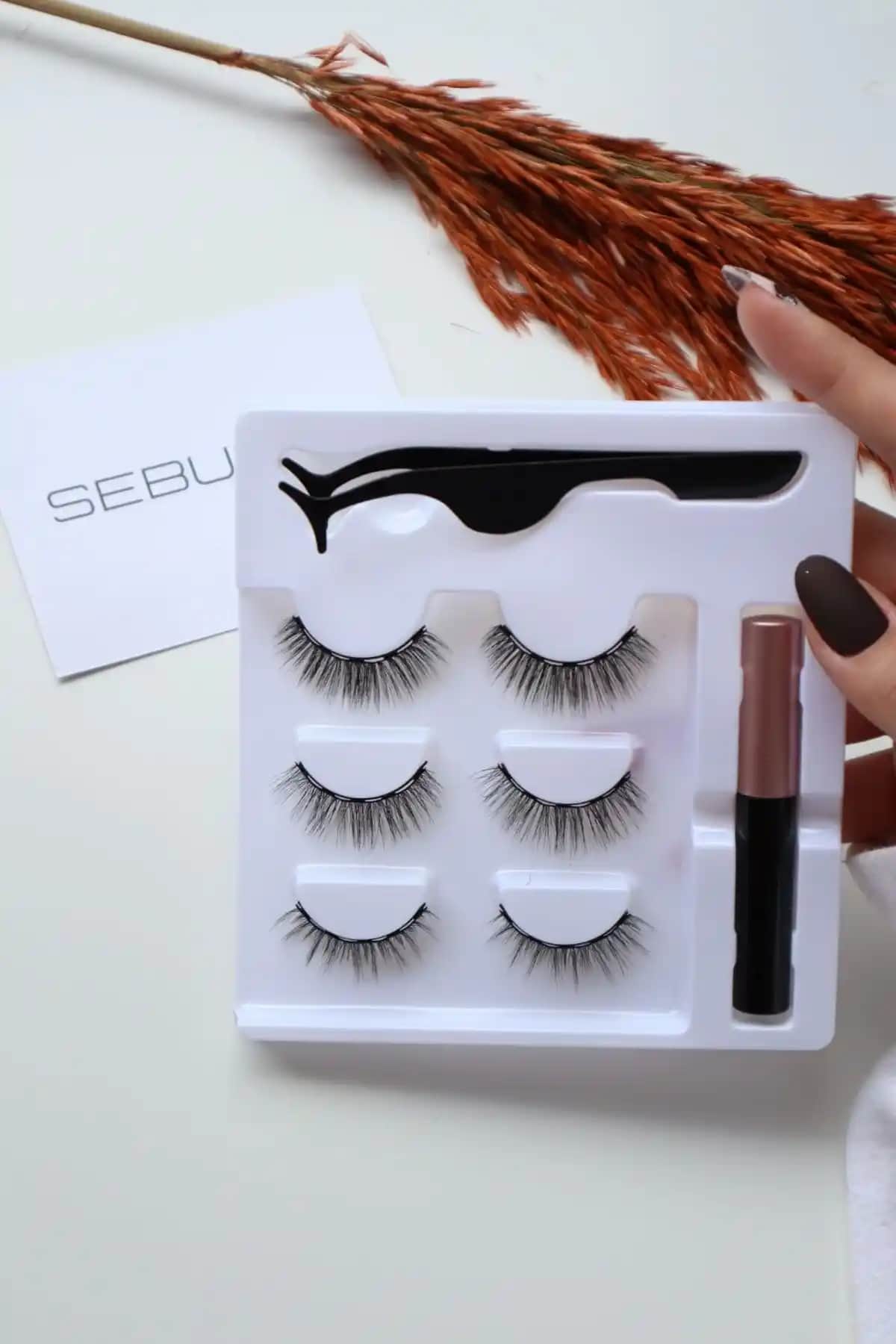 Manyetik Kirpik Karşılaştırması: Sebura mı Takıştır mı tercih edilmeli