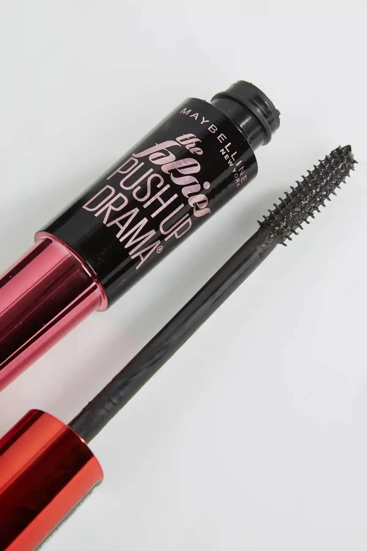 Maybelline New York Siyah Maskara Falsies Push-Up Drama ile etkileyici kirpikler