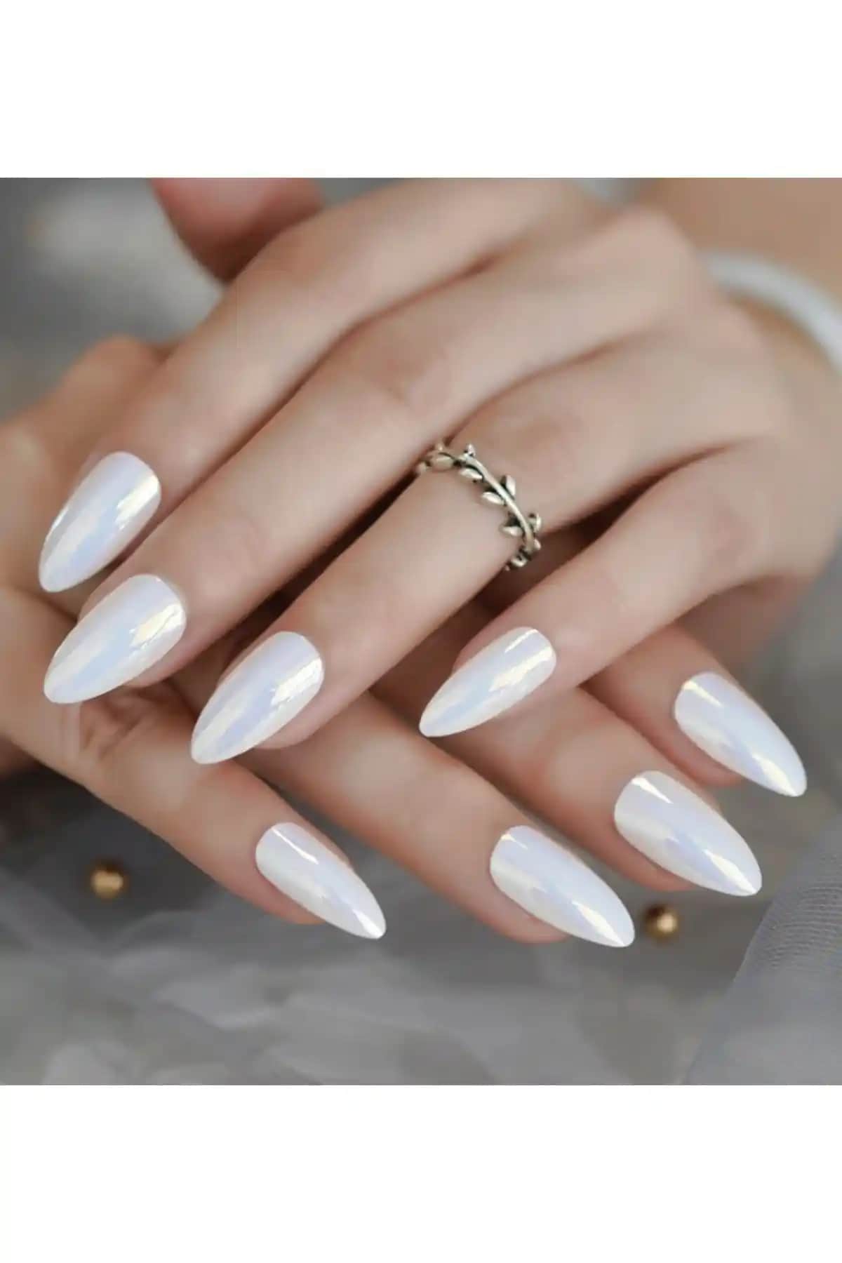 Nera Classy 12 Adet Badem Parlak Sedefli Takma Tırnak Seti Şıklık ve Pratiklik Sunar