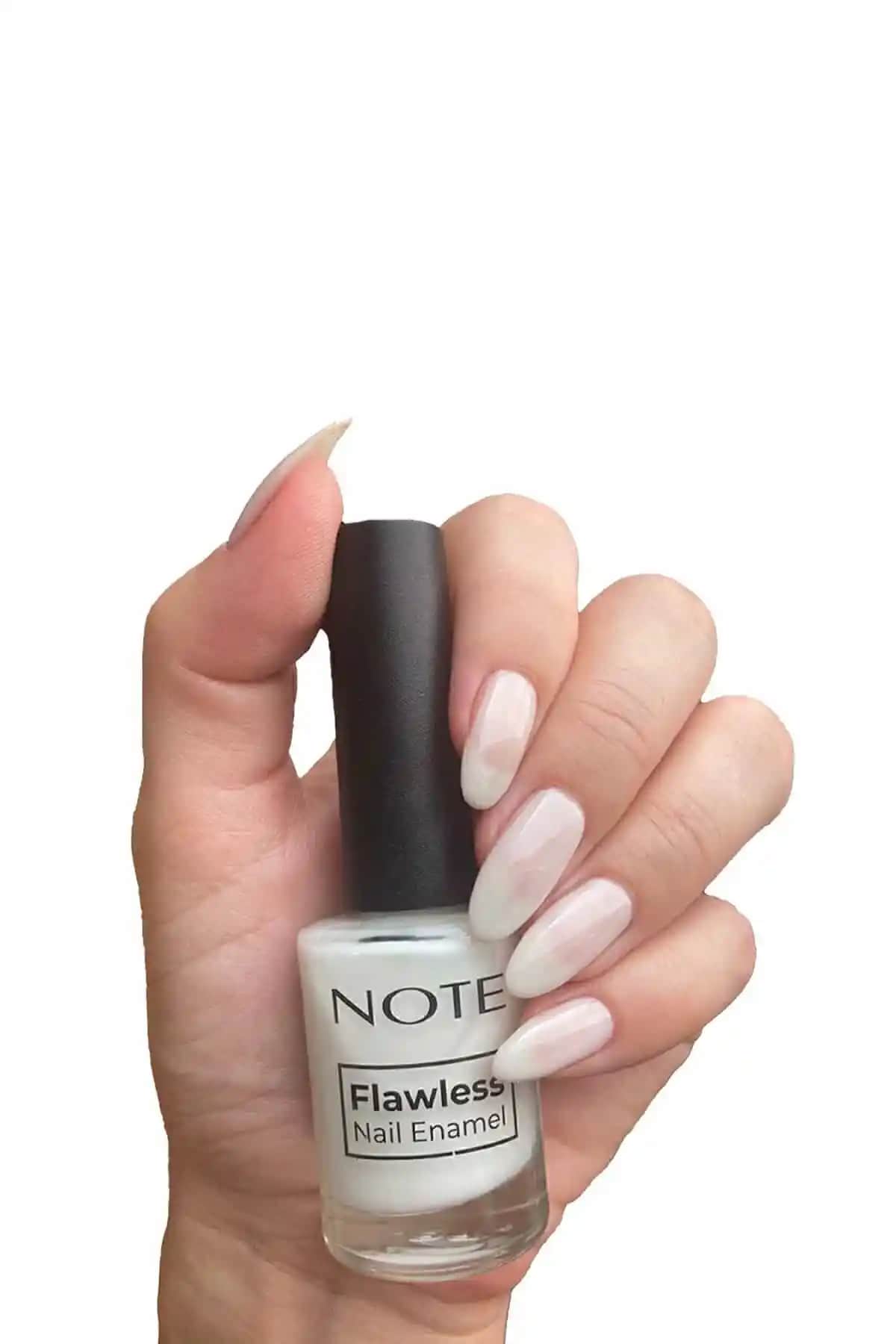 Note Cosmetics Nail Flawless Oje 21 Whisper White Beyaz Tırnak Ojesi Güvenli ve Parlak Görünüm