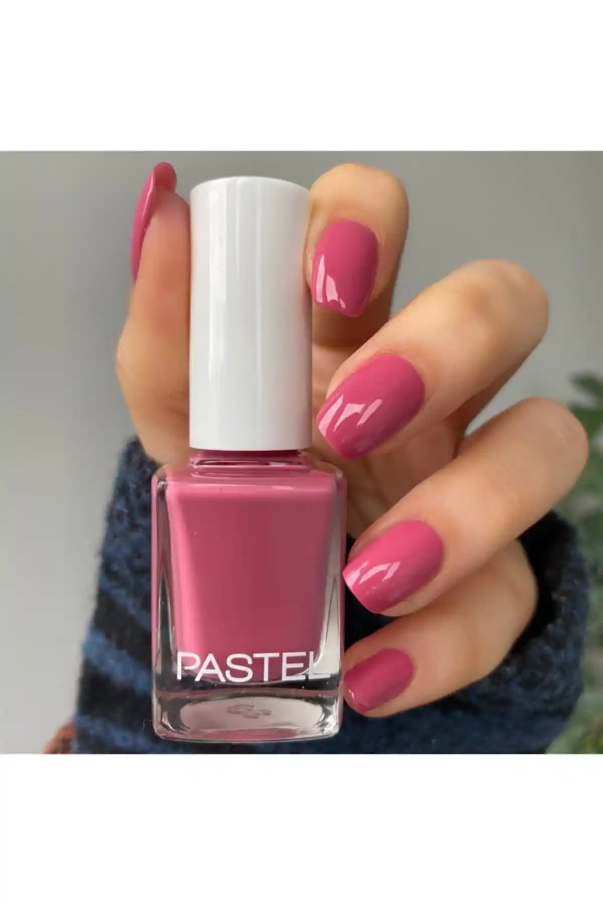 Pastel Oje 266 Parlak ve Kalıcı Lacivert Renkli Tırnak Süsleme Ürünü