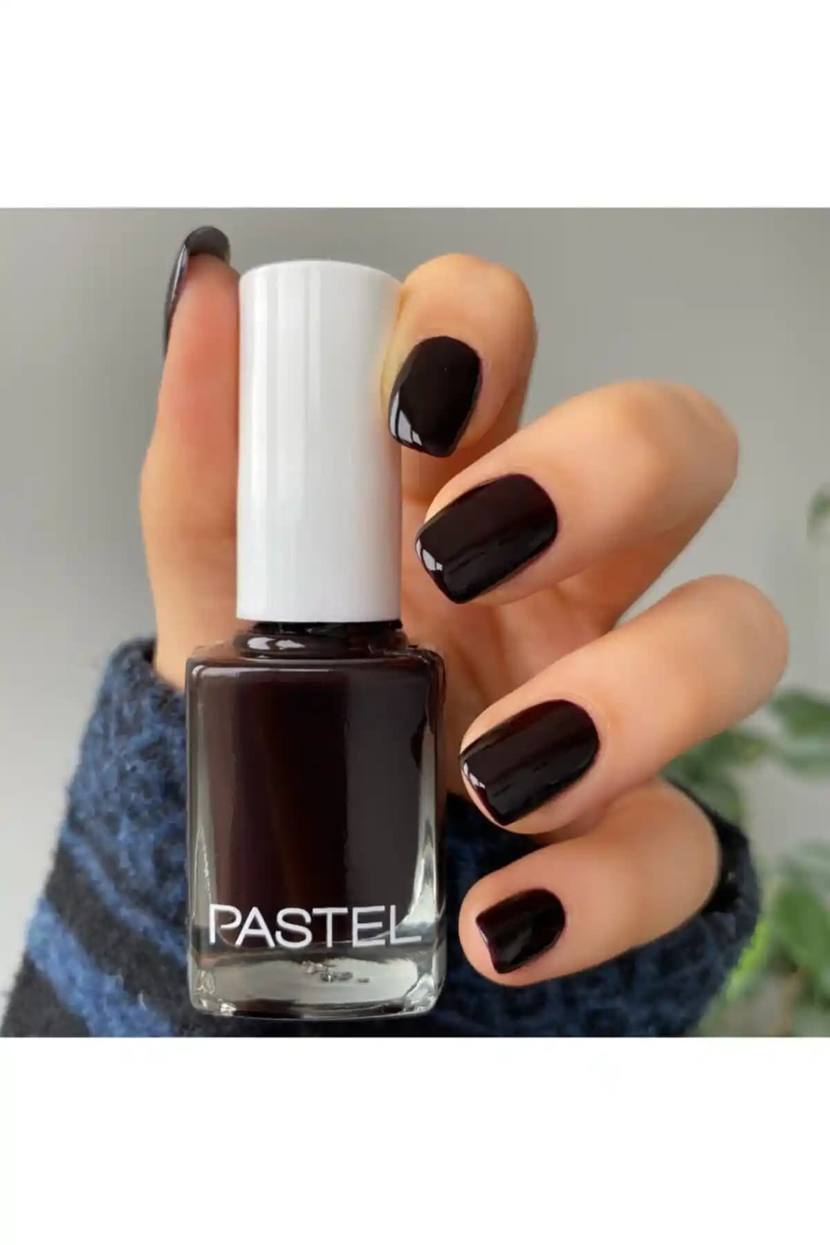 Pastel Oje 44: Parlak Altın Renkli ve Uzun Süre Dayanıklı Kozmetik Ürünü