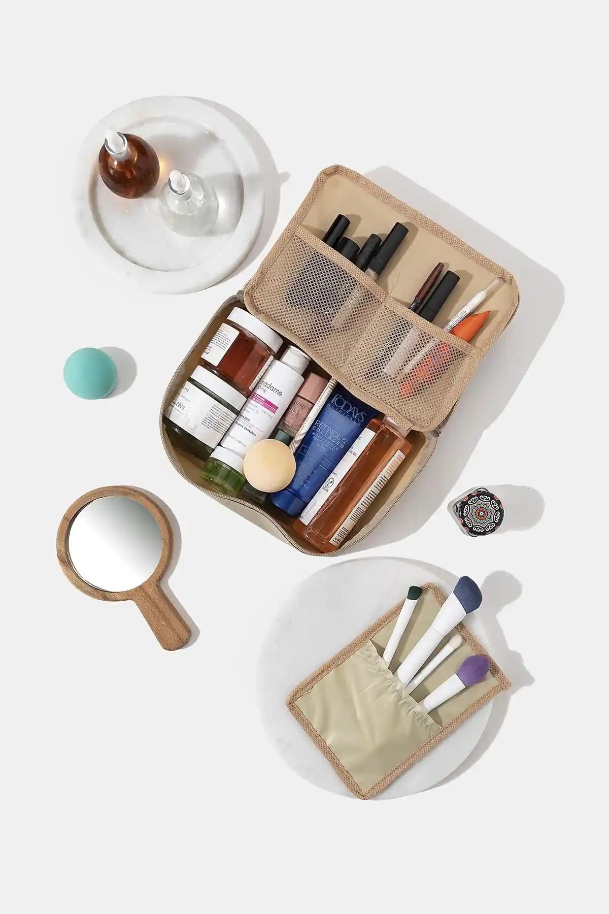 Pharma Acqua Krem Çok Bölmeli Makyaj Çantası İle Şık ve İşlevsel Saklama Çözümü