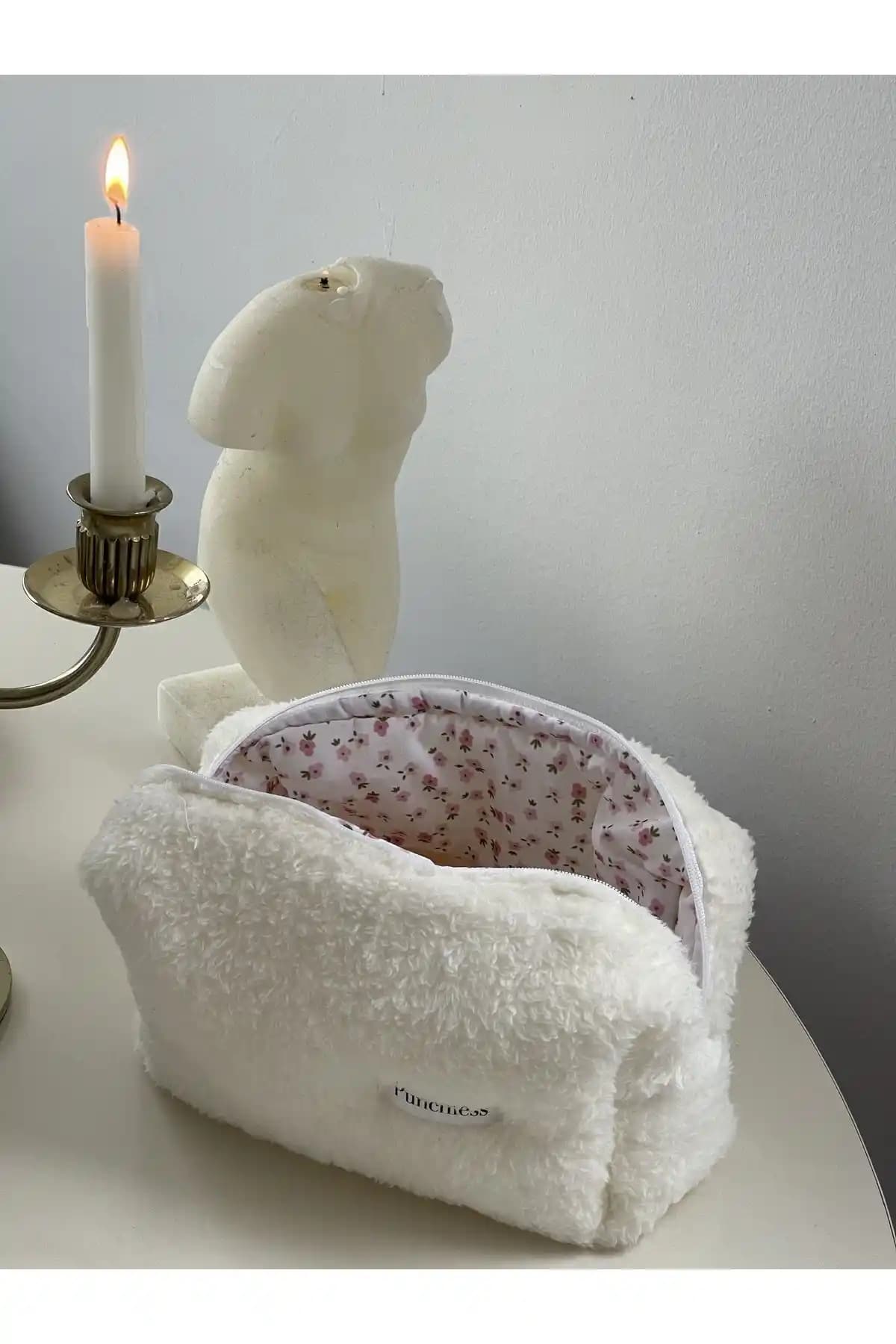 Punchiess Beyaz Kürklü Peluş Makyaj Çantası Büyük Boy Şıklık ve Fonksiyonellik Bir Arada