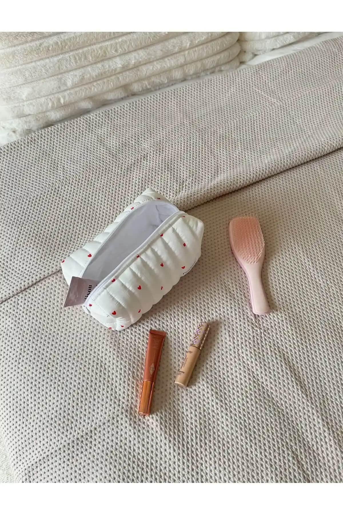 Punchiess Kırmızı Kalpli Makyaj Çantası El Yapımı ve Doğa Dostu Tasarımıyla Öne Çıkıyor