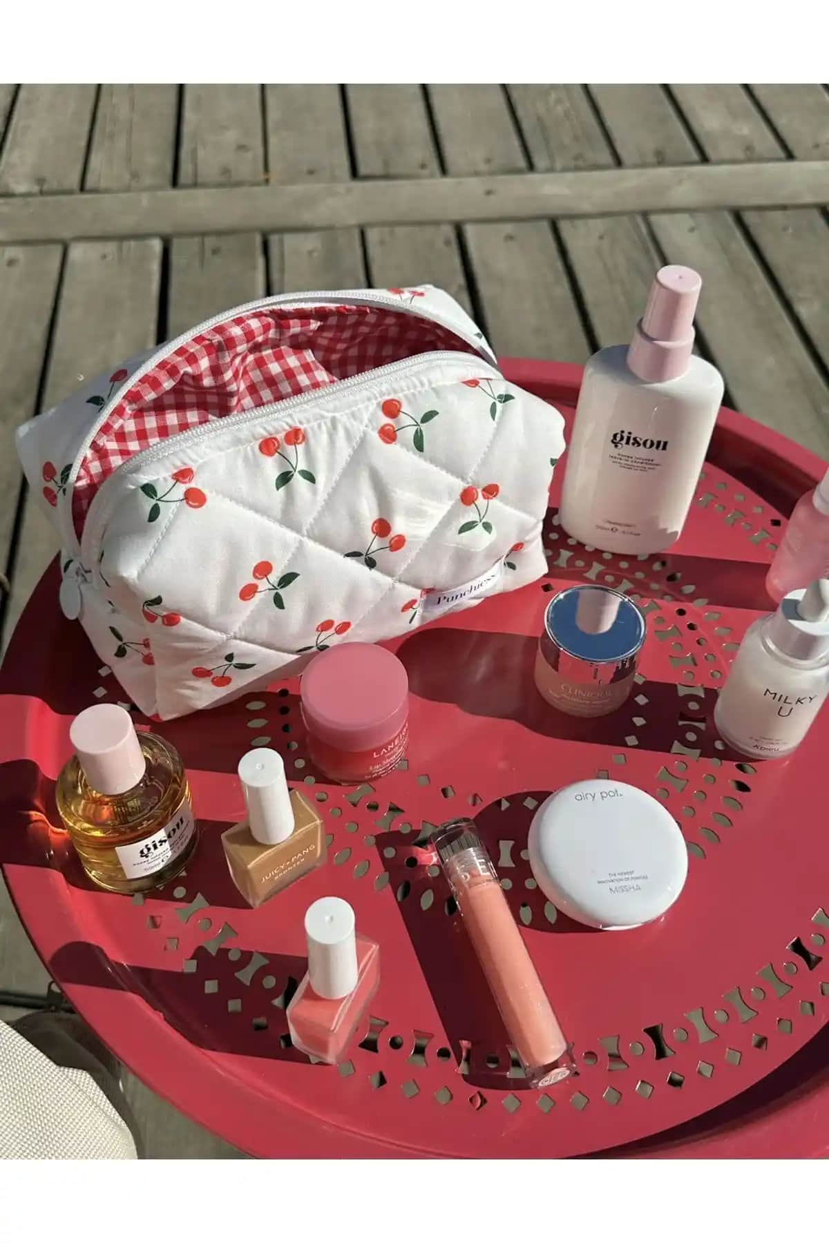 Punchiess Makyaj Çantaları Karşılaştırması: Kiraz ve Sarı Çiçekli Modellerin Özellikleri