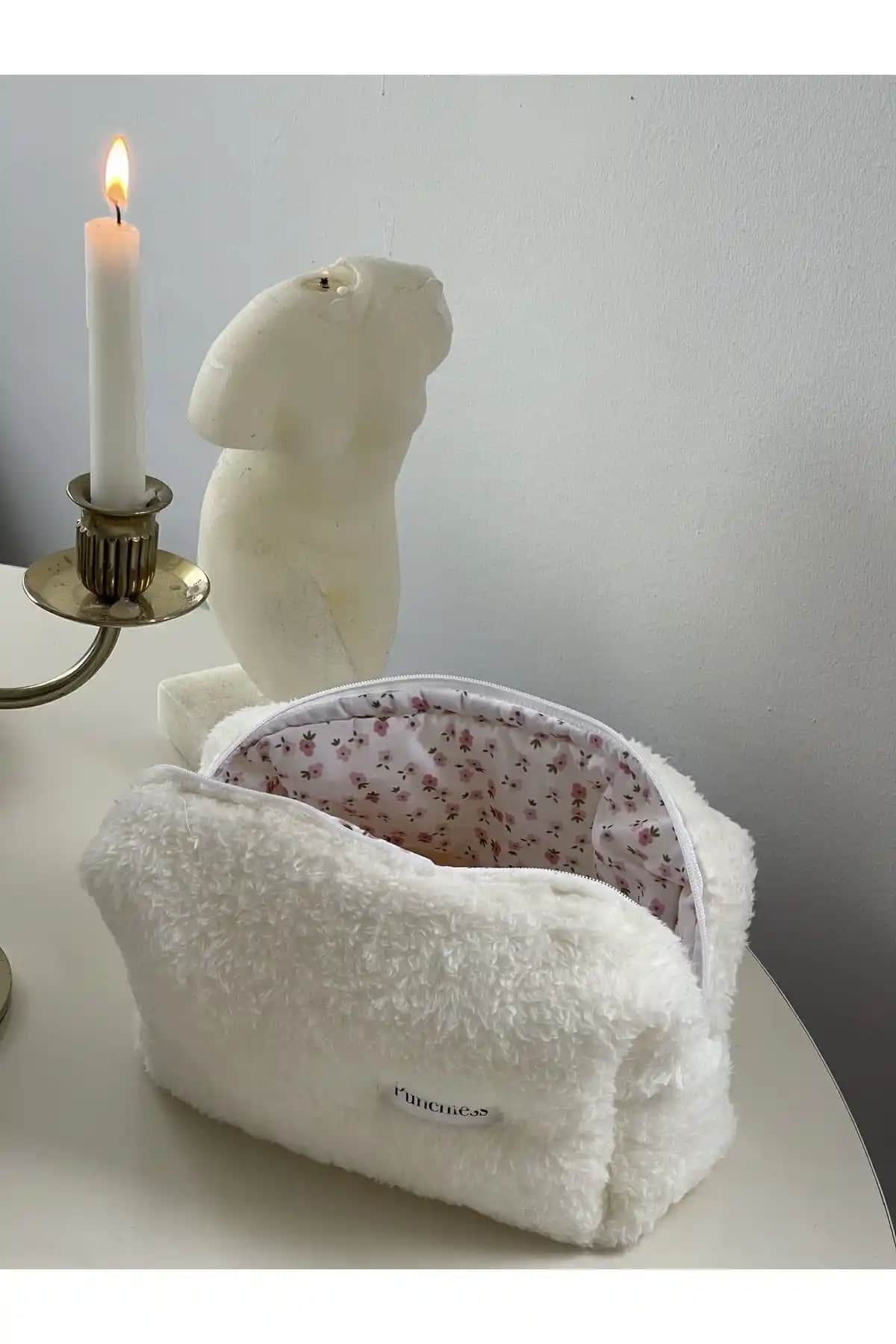 Punchiess Marka Makyaj Çantaları Karşılaştırması Beyaz Kürklü ve Yeşil Havlu Tasarım