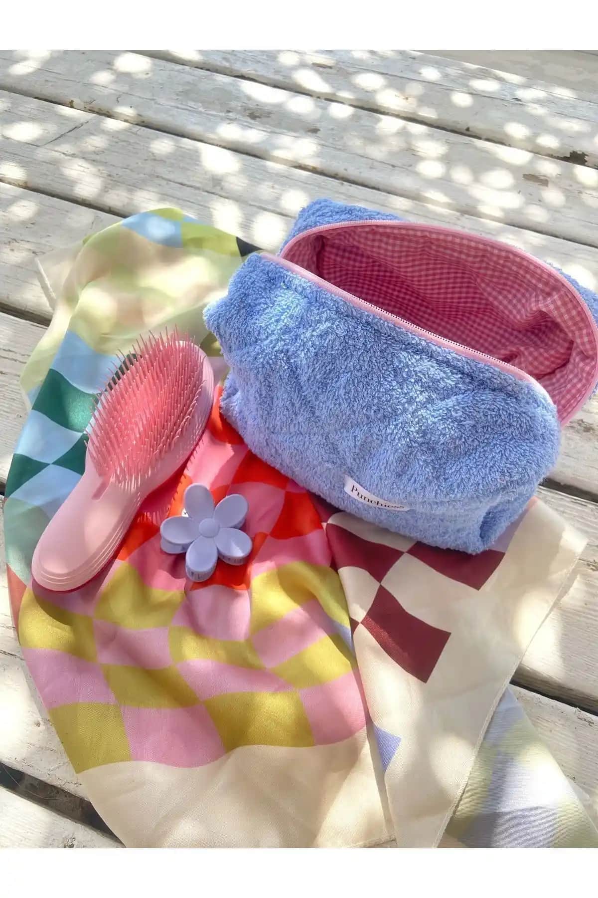 Punchiess Mavi Havlu ve Pembe Pötikareli Makyaj Çantası Karşılaştırması ve Özellikleri