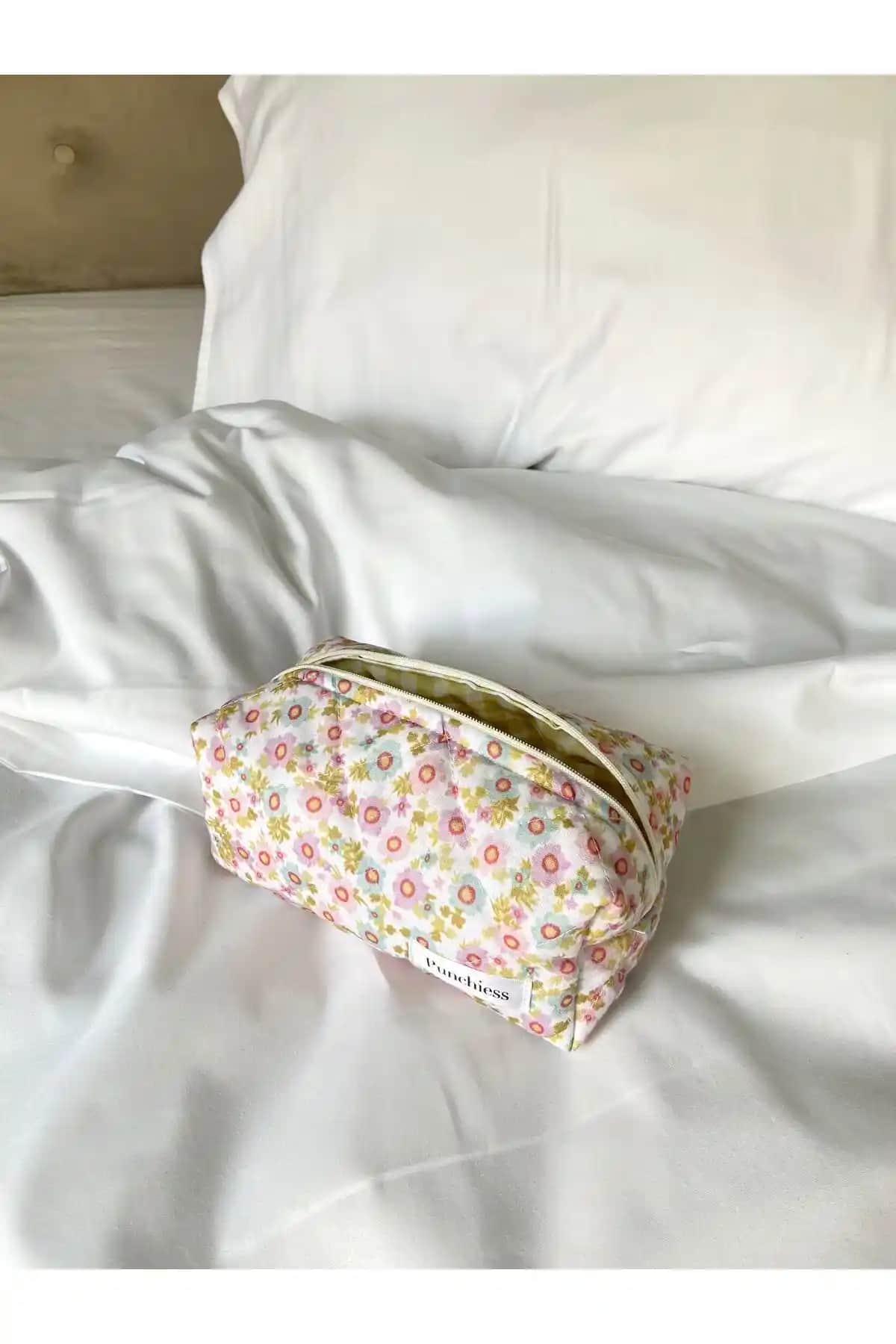 Punchiess Pastel ve Pembe Çiçekli Makyaj Çantası Karşılaştırması ve Özellikleri