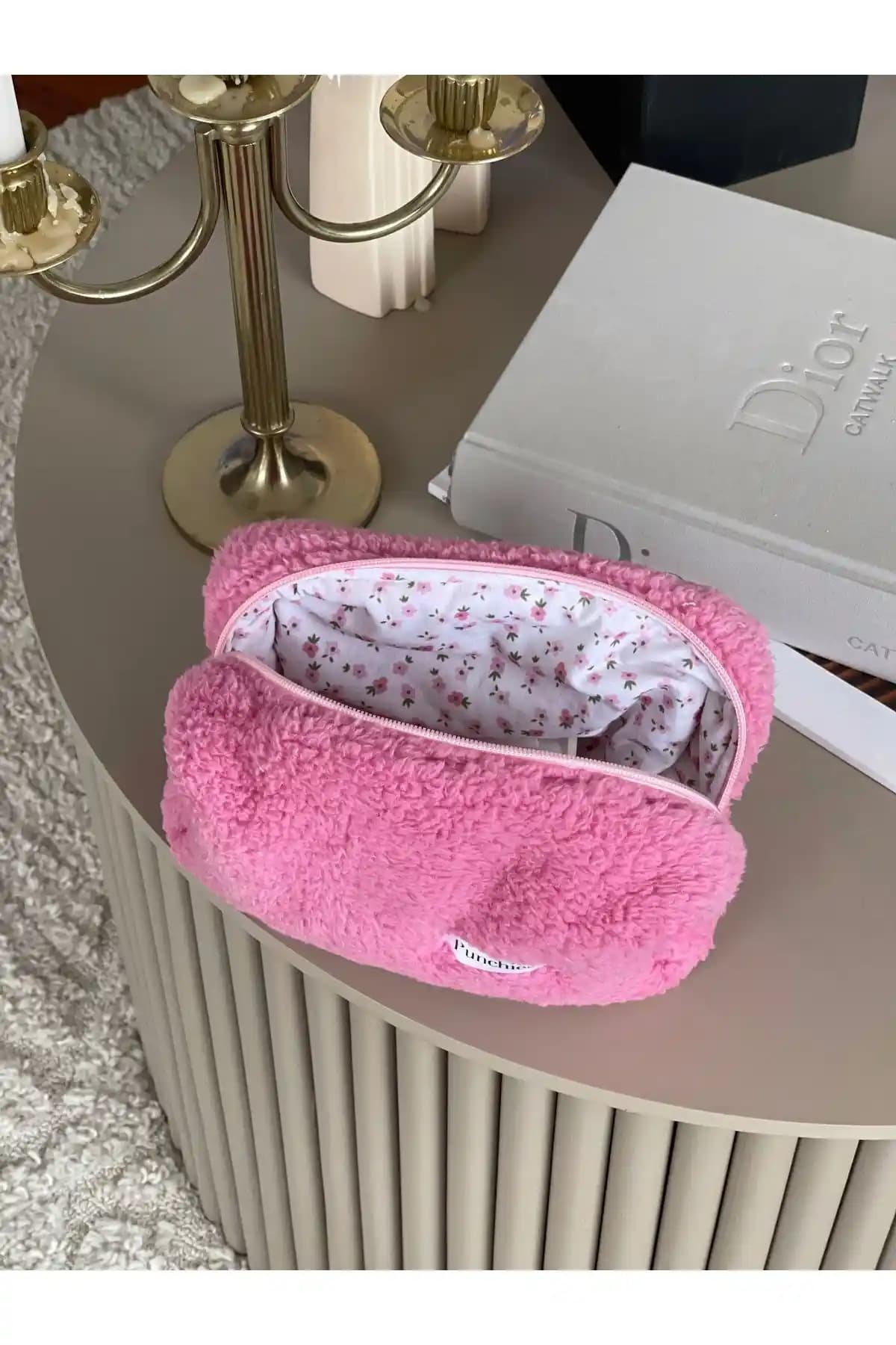 Punchiess Pembe Peluş Çiçekli Makyaj Çantası Şıklık ve Fonksiyonellik Bir Arada