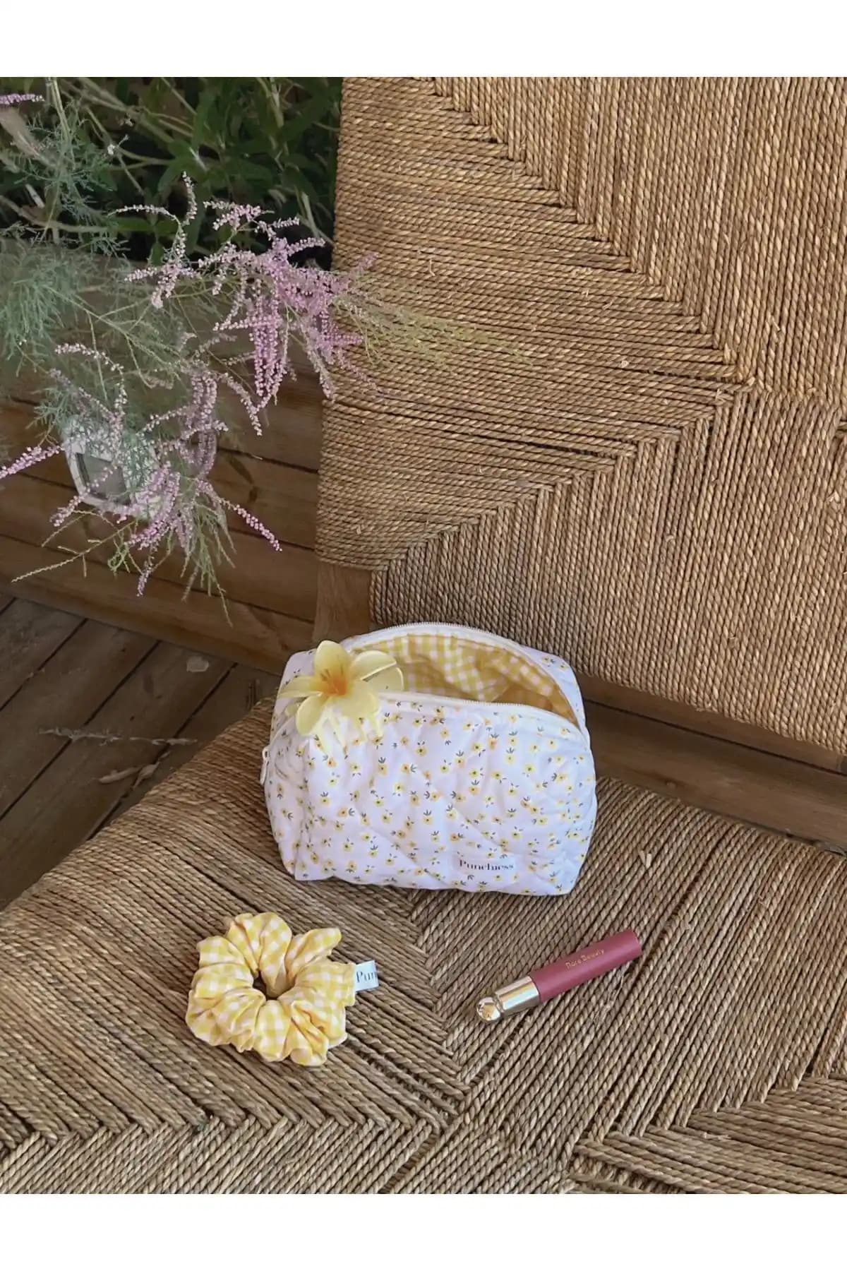 Punchiess Sarı Çiçekli Makyaj Çantası Büyük Boy Estetik ve Fonksiyonellik Sunar