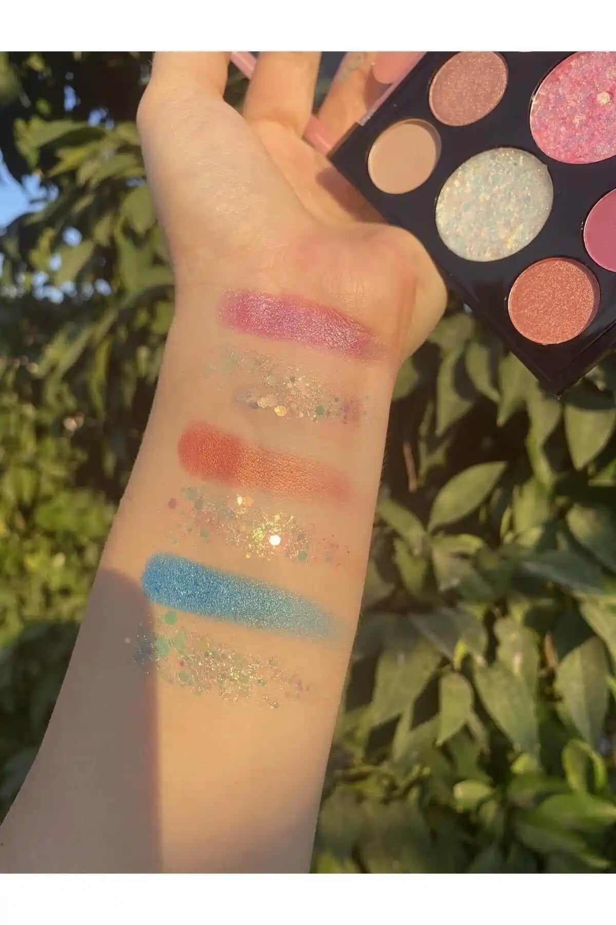 Rival Beauty Music Festival Far Paleti: Çok Renkli ve Işıltılı Makyaj Deneyimi