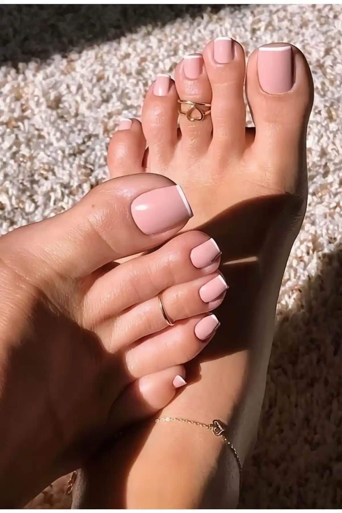 RubaTrend Nude Renk Beyaz Frenchli Ayak Takma Tırnak Seti ile Doğal ve Şık Görünüm Sağlayın