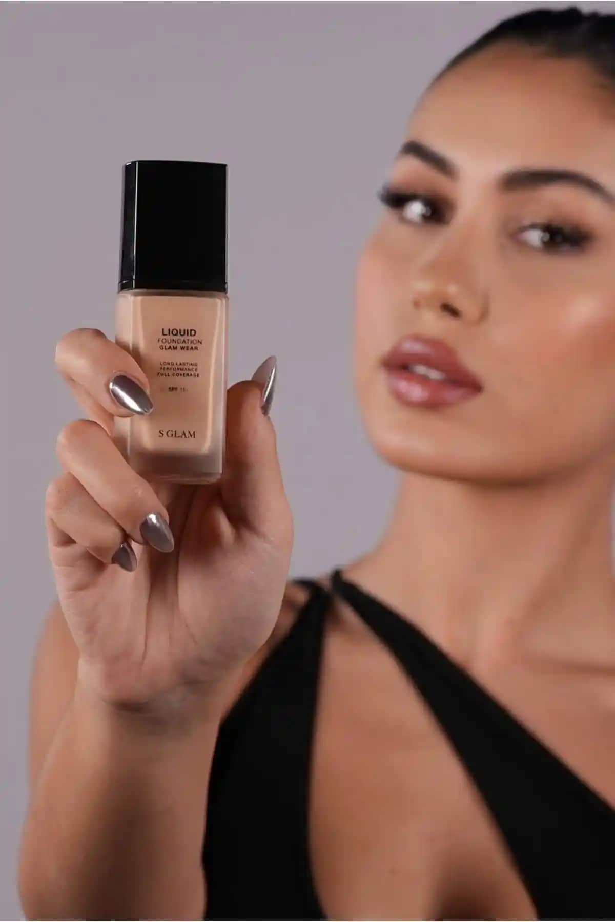 S'GLAM Medium SPF15 Fondöten: Yüksek Kapatıcılık ve Uzun Süre Dayanıklılık