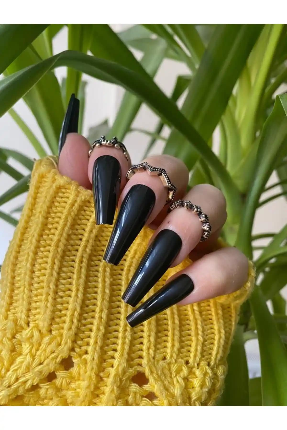 SyBelle Kozmetik Siyah Balerin Takma Tırnak Seti ile Şıklık ve Pratiklik Sunar