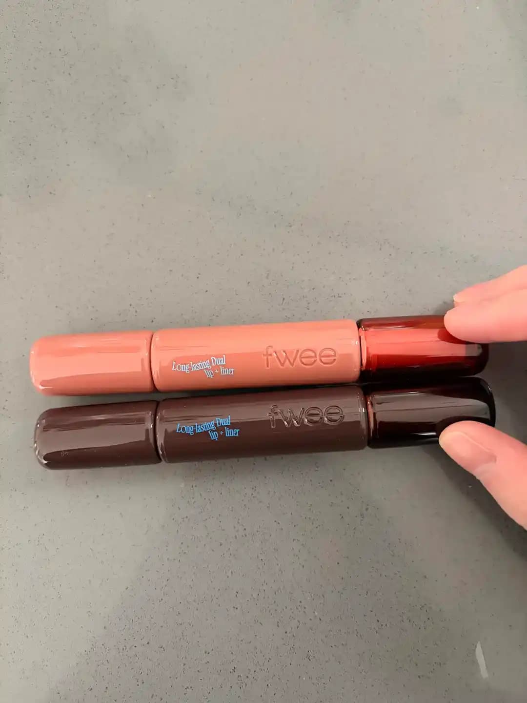 Fwee Dual Coloring Lip Tint ve Ruj İncelemesi: Yenilikçi İkili Dudak Ürünü Özellikleri ve Performansı