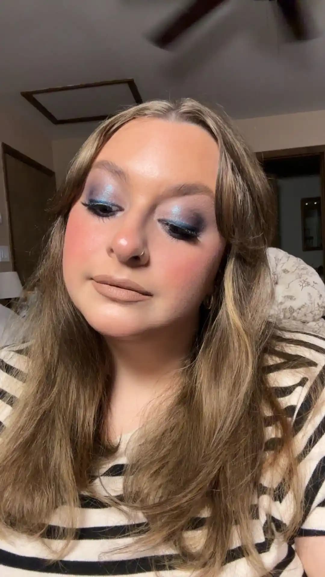 Göz Makyajında İridescent ve Mavi Tonların Kullanımı ve Uygulama Teknikleri