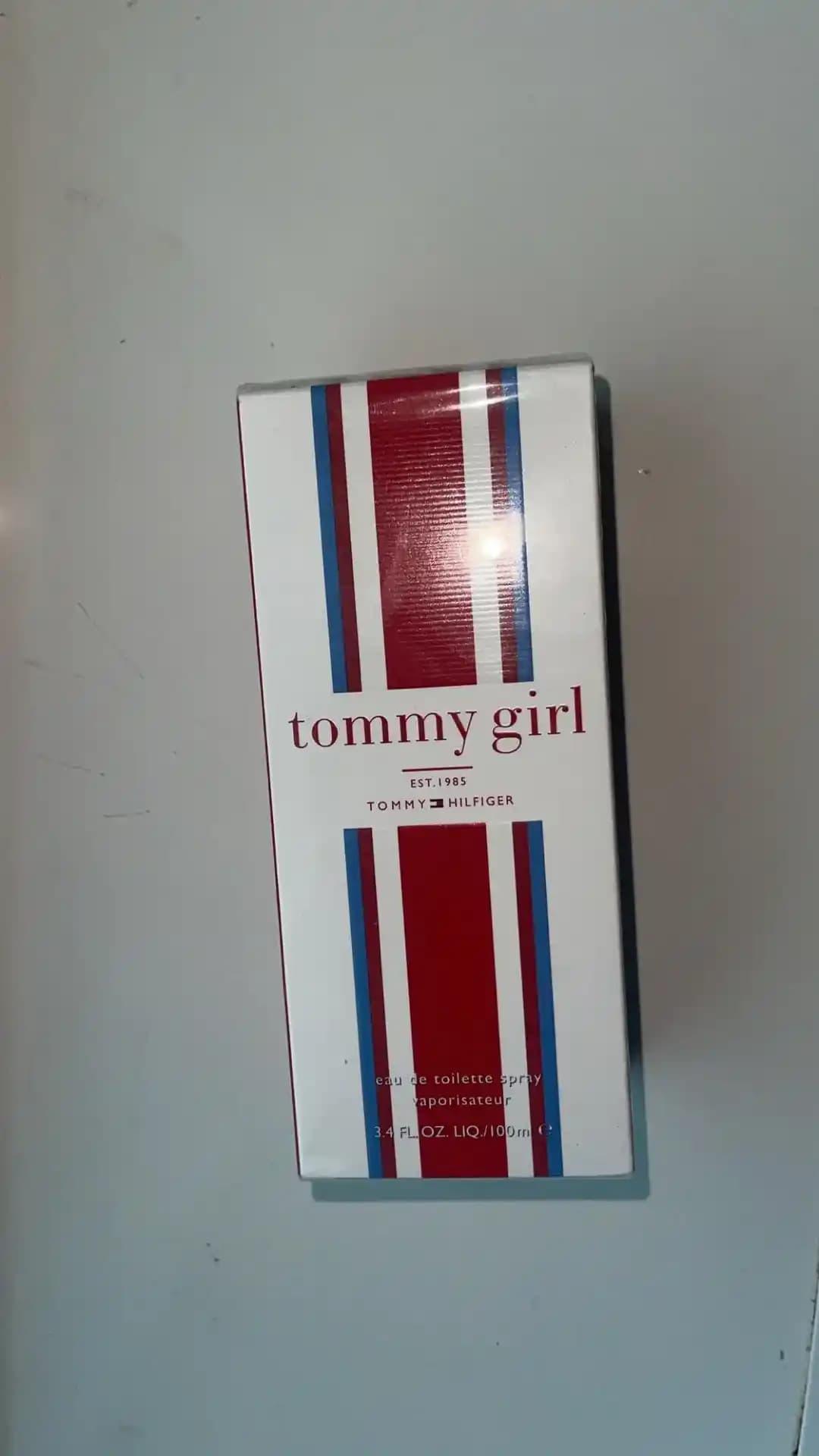 Tommy Hilfiger Tommy Girl: 90'ların İkonik Gençlik Parfümü ve Günümüzdeki Popülerliği