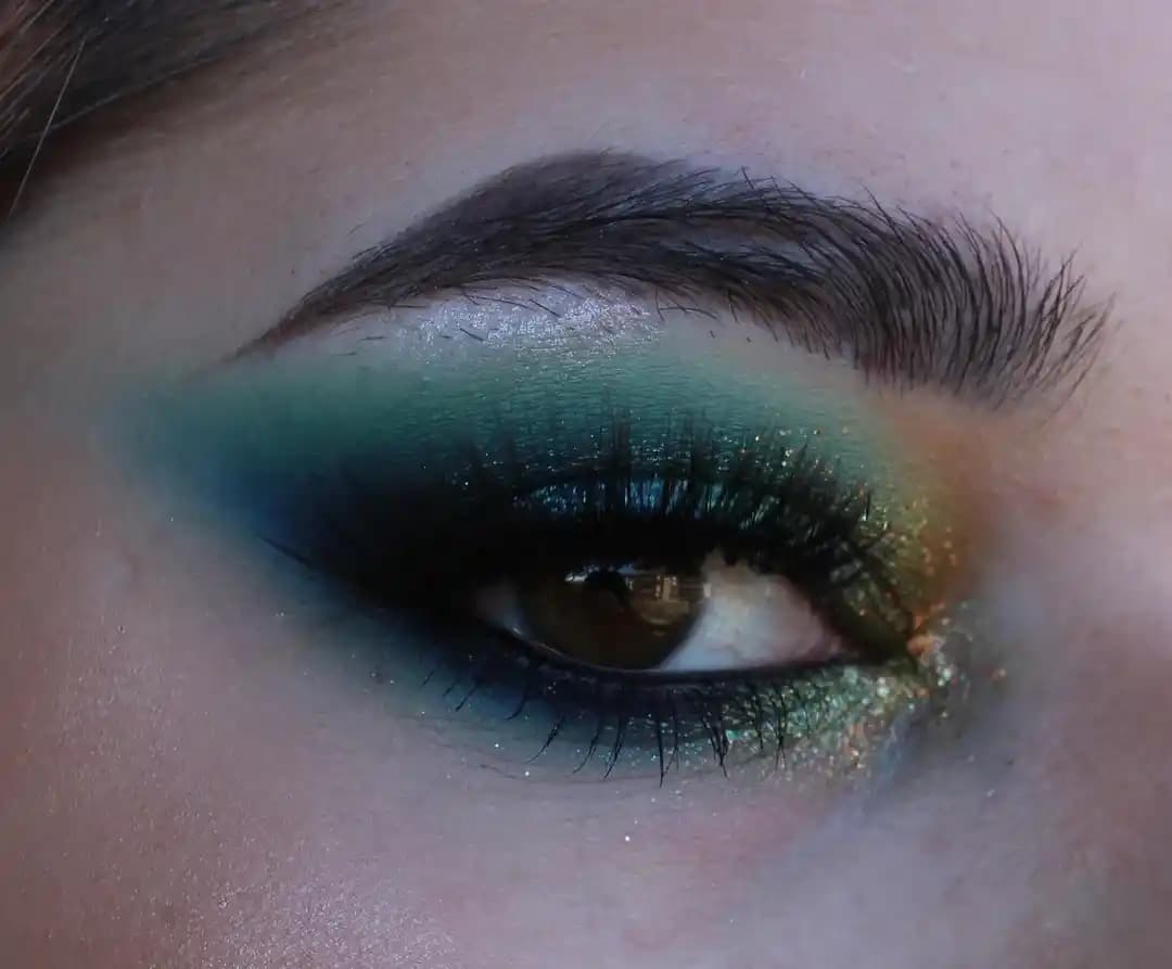 Yeşil Dumanlı Göz Makyajında Parıltılı Dokunuşlarla Sofistike Görünüm Yaratma Teknikleri