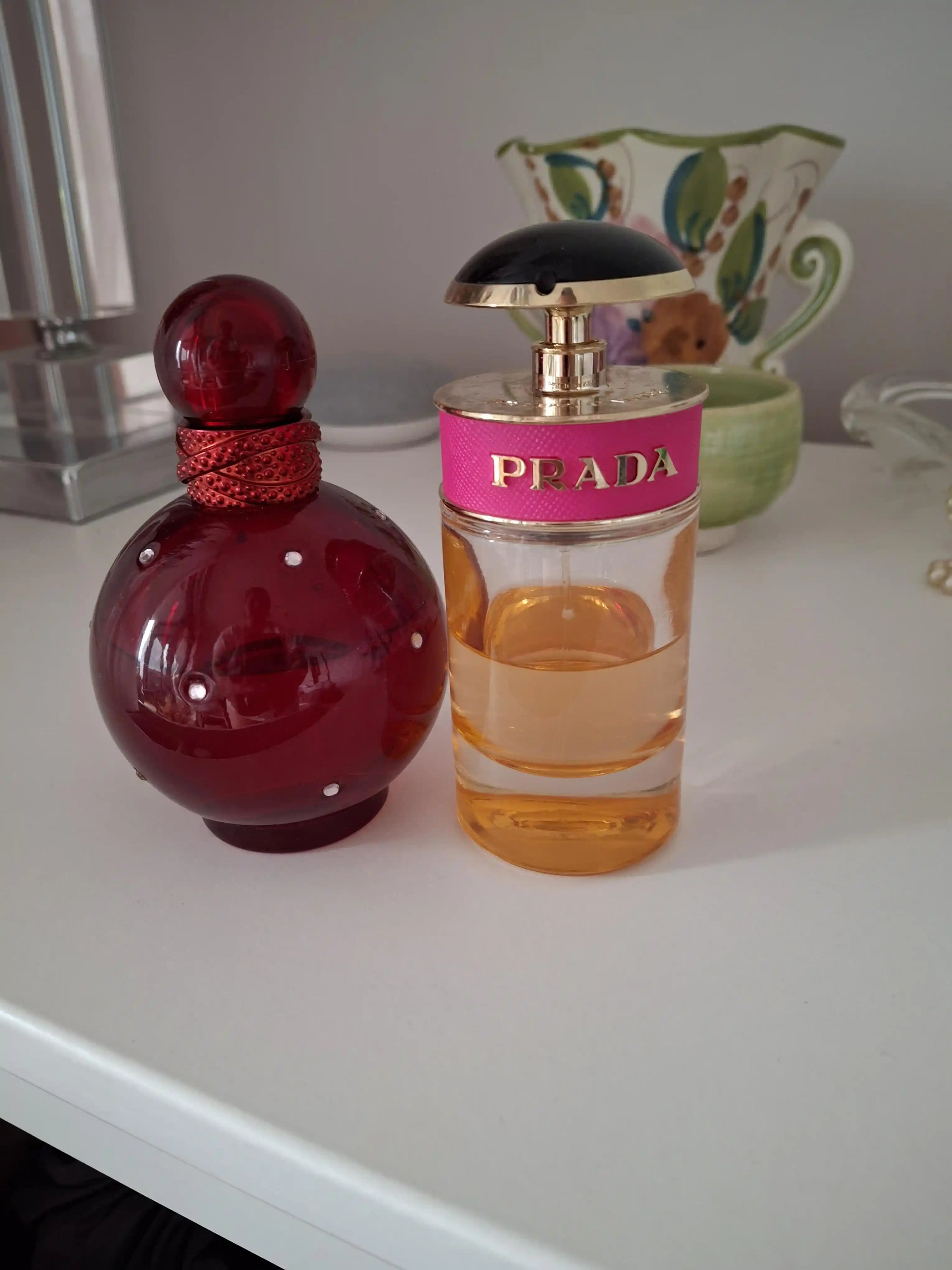 Britney Spears Hidden Fantasy ve Prada Candy Parfüm Katmanlama Yöntemi ve Etkileri